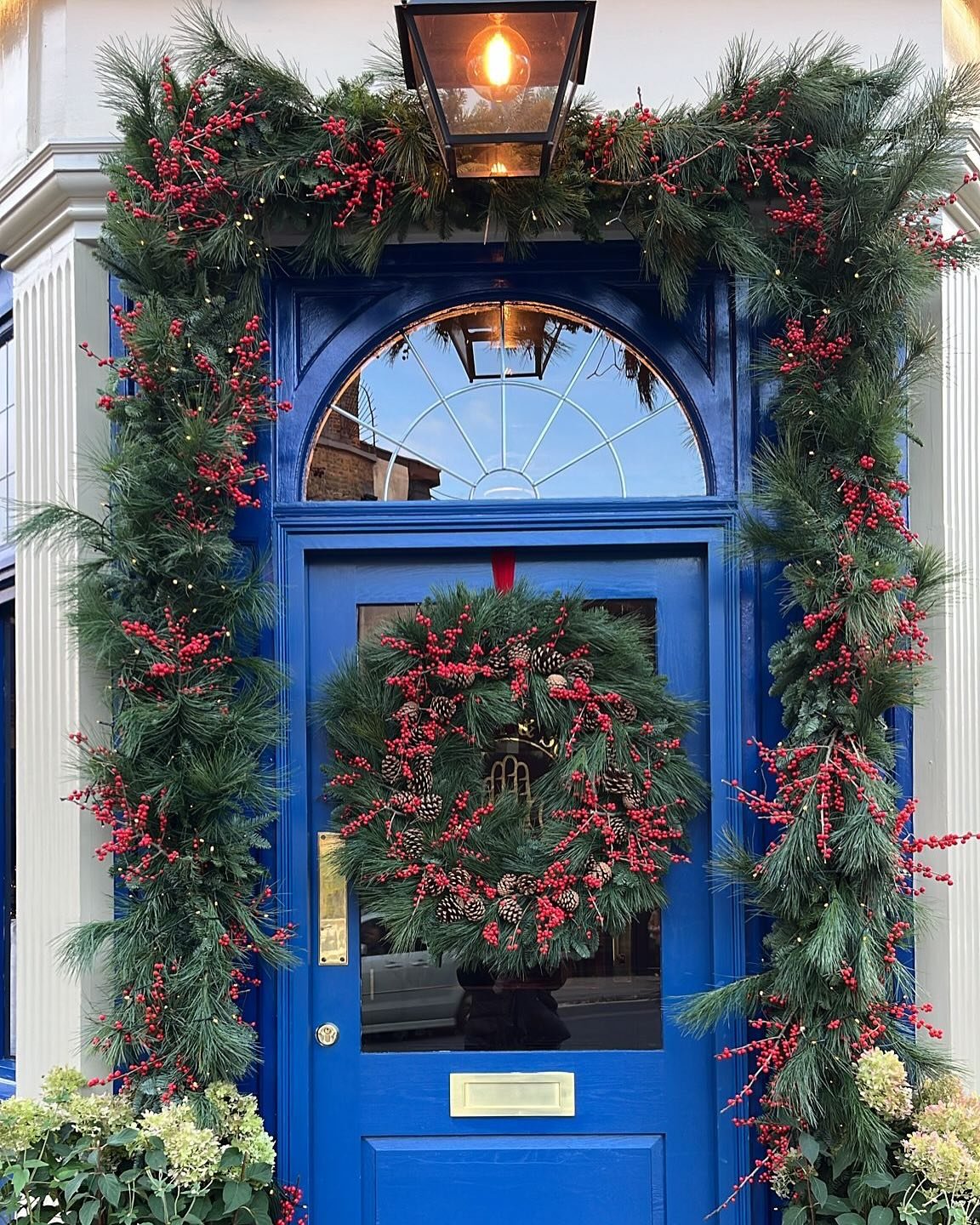 Our neighbours @thebluestoopsldn ready for Christmas thanks to Jessie 🎄 #johnandjessie #flowers #flowershop #flowersofinstagram #londonflowers #christmas #wreaths #garland #christmasinspiration #christmasinlondon #thebluestoopslondon #kensington #no