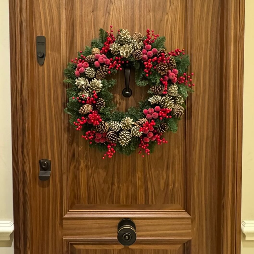 Christmas officially underway! 🎅🏻🎄 #johnandjessie #flowers #flowersofinstagram #londonflowers #londonflorist #flowershop #christmas #wreaths #garland #christmastree #christmasdecor #christmasinlondon #kensington #nottinghill #hollandpark #royalbor
