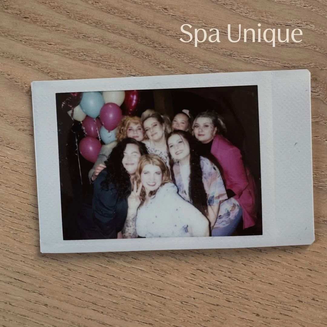 Spa-tunnelmaa Uuden Vuoden viettoosi!

☆ Aloita p&auml;iv&auml;si t&auml;ytt&auml;m&auml;ll&auml; vesikannu raikkaalla vedell&auml; ja sitrusviipaleilla. Siemaile pitkin p&auml;iv&auml;&auml;.
☆ Valitse fiilikseen sopivaa musiikkia; millaisella rytmi