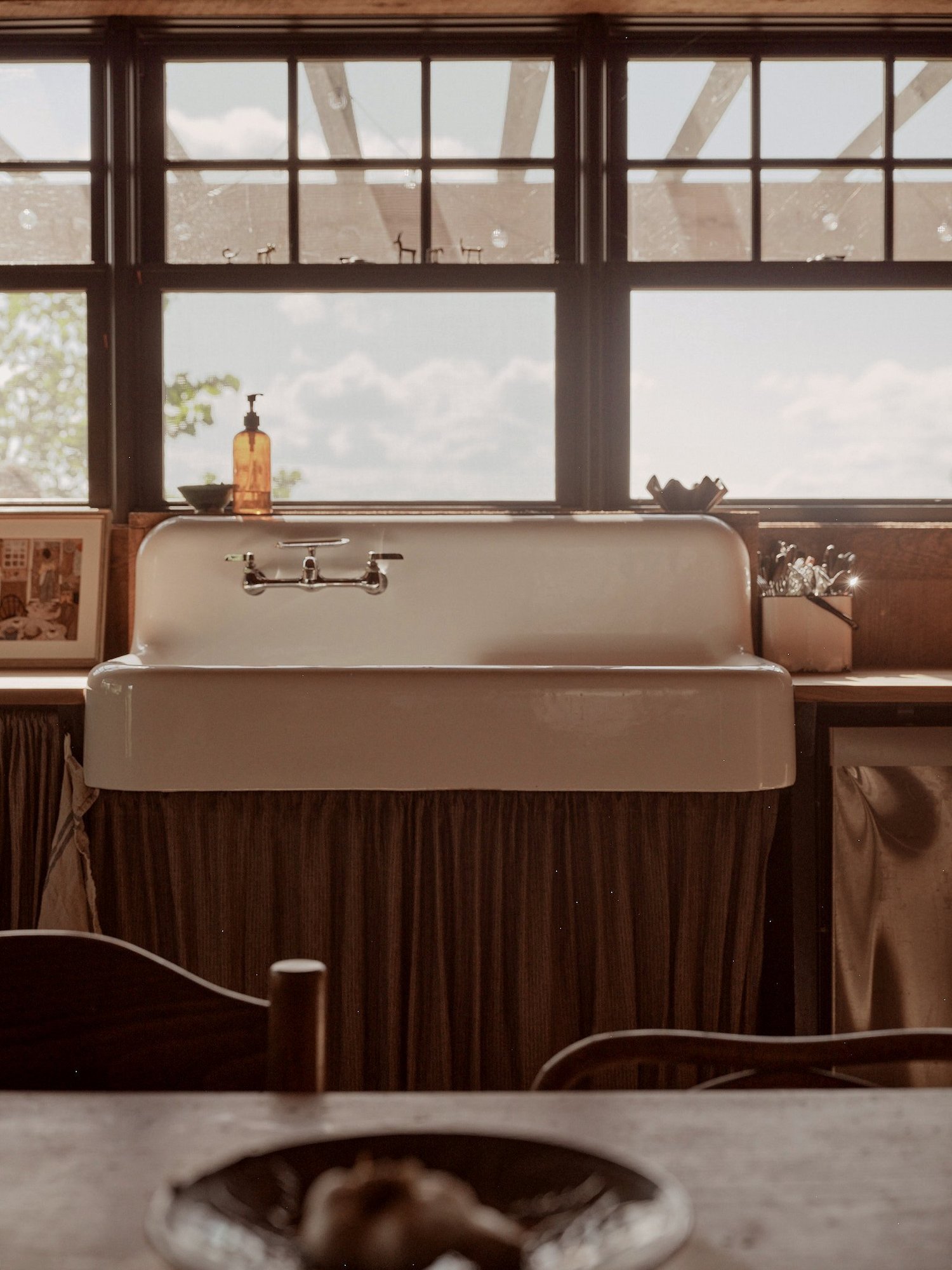 Apron sink at the window