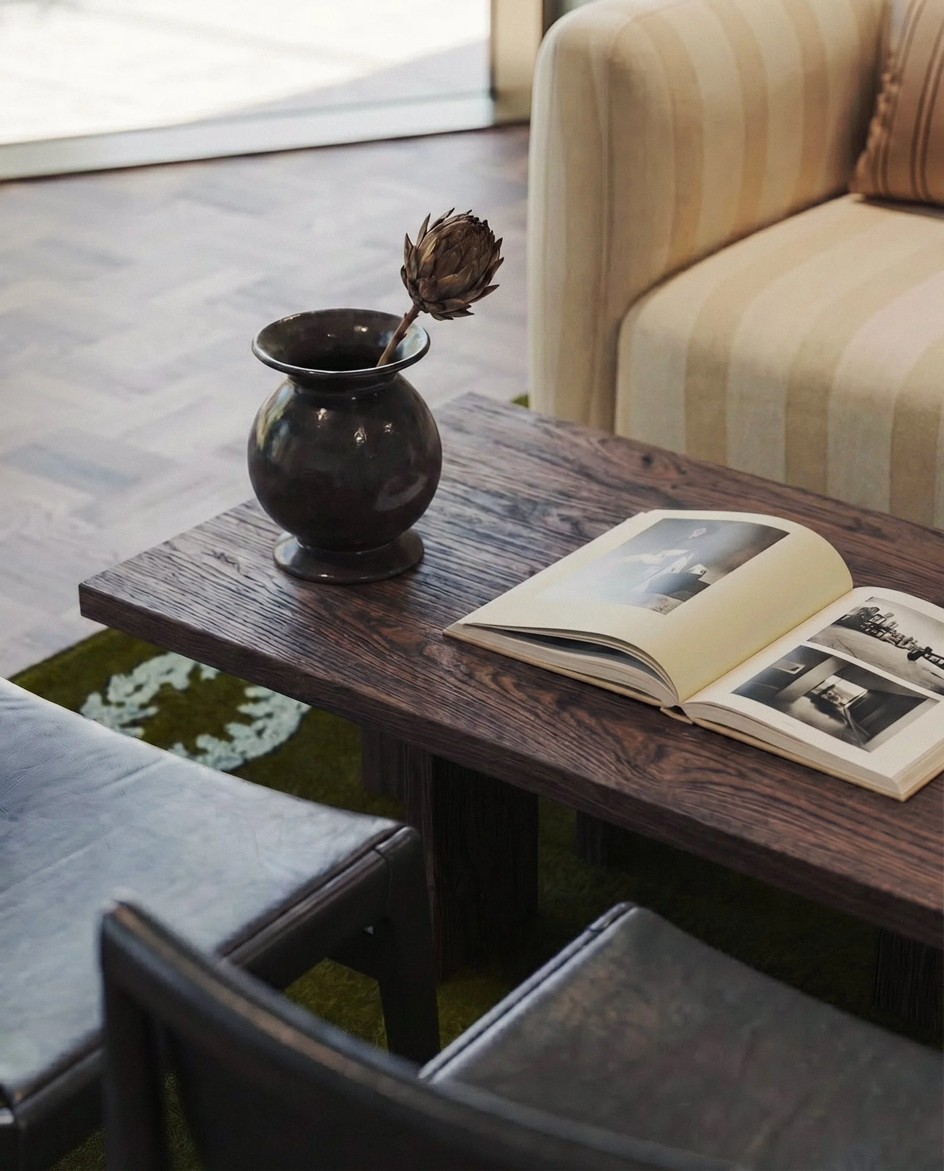 L7 EXTRA C TABLE CLOSE UP V01.jpg