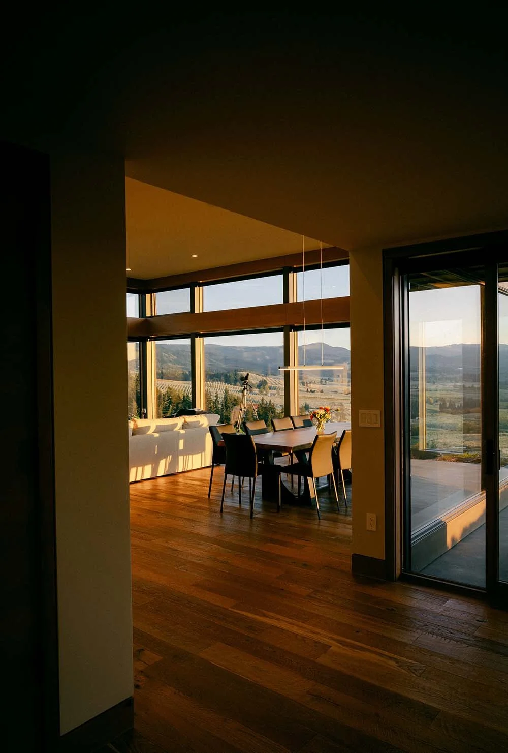 hood-river-custom-home-dining-area.jpg
