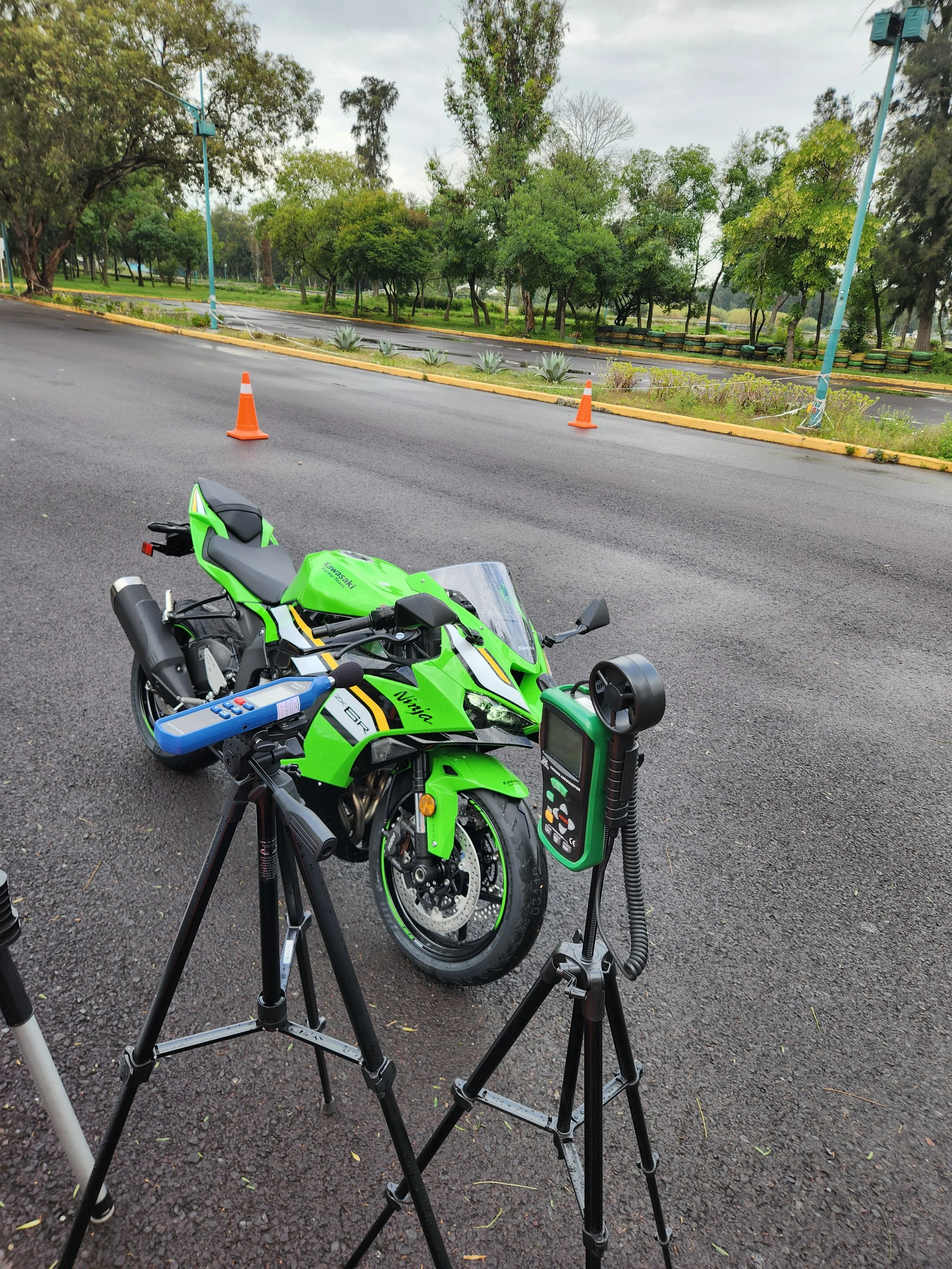 motocicleta en una pista de pruebas siendo evaluada bajo la norma NOM-082-SEMARNAT-1994