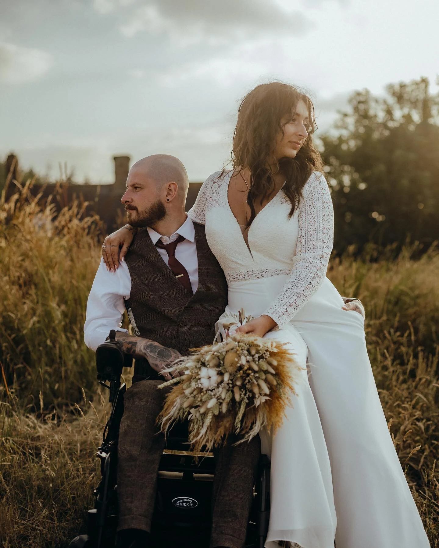 𝙒𝙝𝙖𝙩&hellip; 𝘼&hellip; 𝙑𝙞𝙗𝙚&hellip;

Throwing it back to the first of July&rsquo;s weddings, for Beth and Matty and that Jumpsuit!

The weather hit us well with the moods in the morning and a glorious glow in the evening. 

Of course, Carly 
