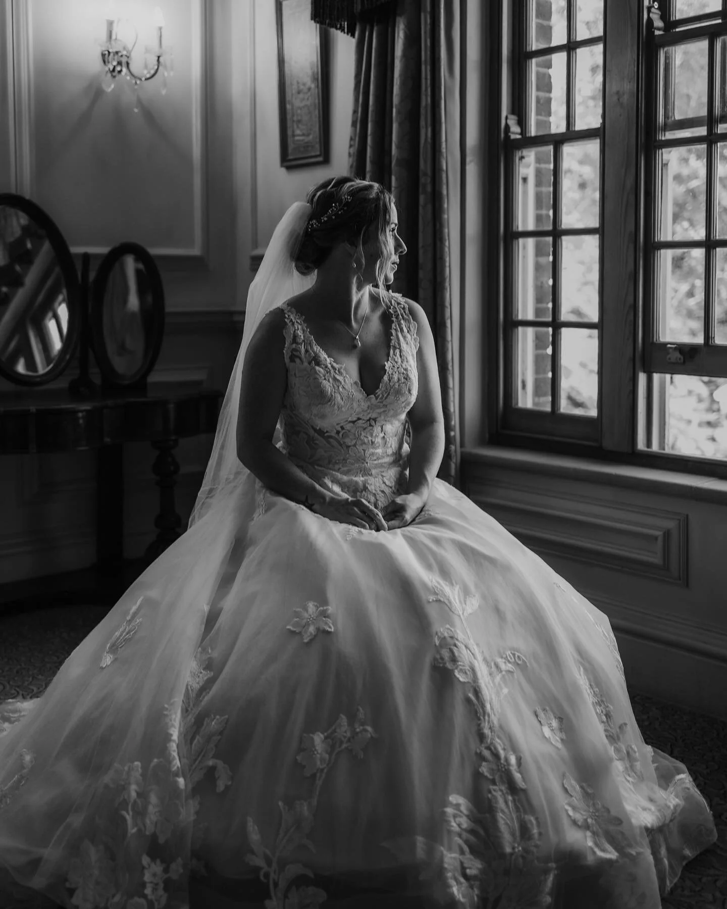𝑪𝒉𝒂𝒓𝒍𝒐𝒕𝒕𝒆 &amp; 𝑩𝒆𝒏

Working backwards, this was the penultimate wedding of 2022.
We were so lucky with the weather, such a beautiful Autumnal day. 

Loved this black and white shoot in the window but @tawnyflowerstudio and @toasthq made 