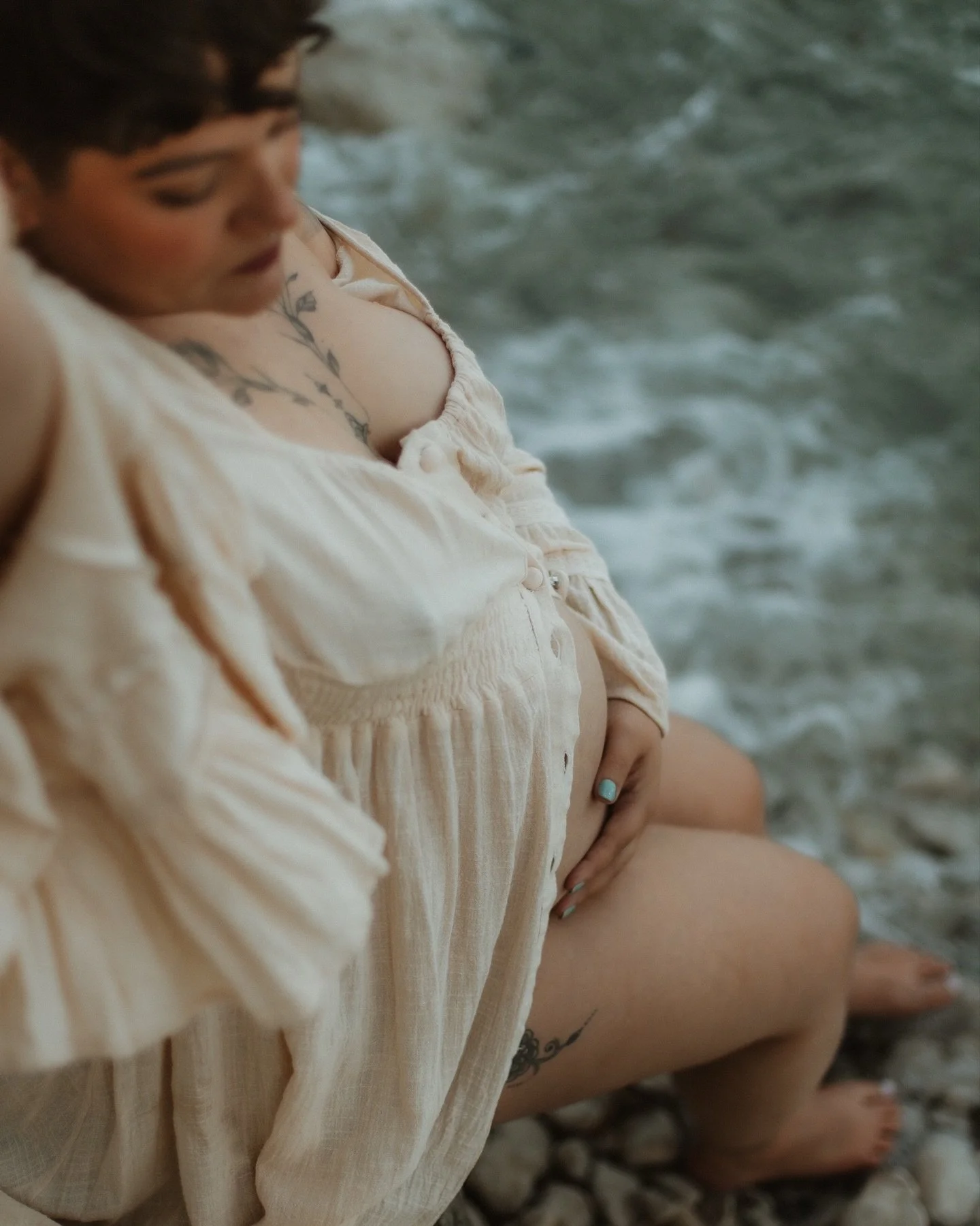Somewhere between the warmth of summer light and the hush of the sea, we found stillness.
Robyn - holding space for new life, for change, for the quiet in-between.
A chapter captured before everything changed with the birth of her daughter, Ivy.

Thi