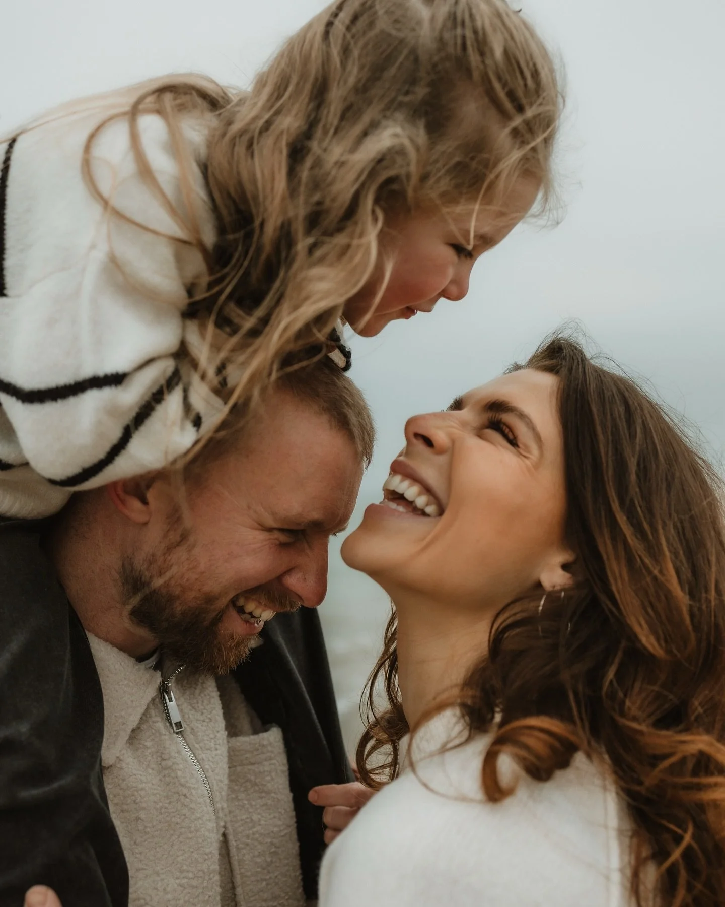 𝘼 𝙗𝙚𝙖𝙪𝙩𝙞𝙛𝙪𝙡 𝙛𝙖𝙢𝙞𝙡𝙮, 𝙨𝙝𝙖𝙧𝙞𝙣𝙜 𝙨𝙞𝙢𝙥𝙡𝙚, 𝙝𝙤𝙣𝙚𝙨𝙩 𝙢𝙤𝙢𝙚𝙣𝙩𝙨 𝙗𝙮 𝙩𝙝𝙚 𝙨𝙚𝙖 

Alana brought sass, charm, and the most loveable energy &mdash; she loved directing me for her own mini shoot, and honestly, she nailed 