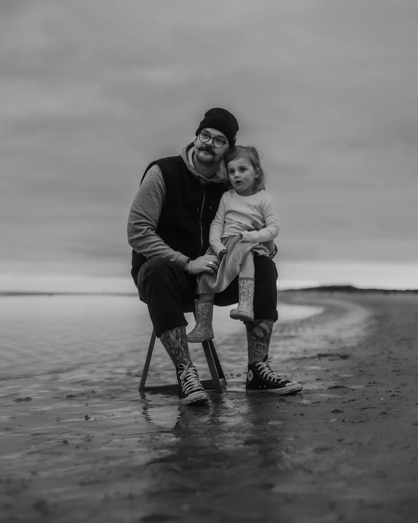 𝘼𝙪𝙩𝙝𝙚𝙣𝙩𝙞𝙘 𝙈𝙤𝙢𝙚𝙣𝙩𝙨 𝙗𝙮 𝙩𝙝𝙚 𝙎𝙚𝙖

Back in January, I had the chance to capture these moments with Edd, Charlie, and their two little ones, Felix and Frankie, at Studland Beach. I&rsquo;d done some work with Edd &amp; Charlie befor