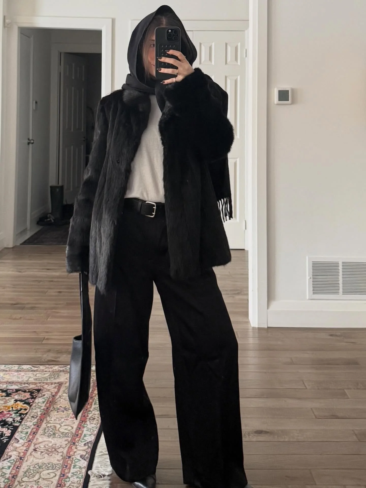 The power of fur!!! 🥶

#ootd #dailystyle #winterstyle #winterfashion #minimalfashion