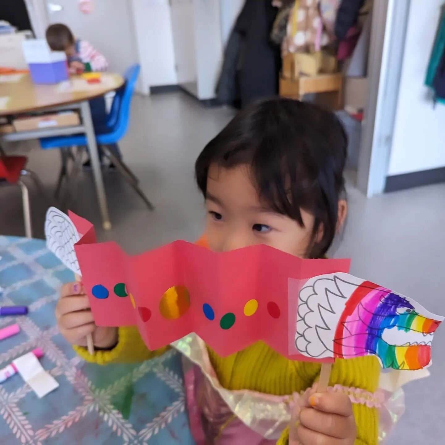 Getting ready for Lunar New Year with these dragon puppets!
#preschoolart #yearofthedragon