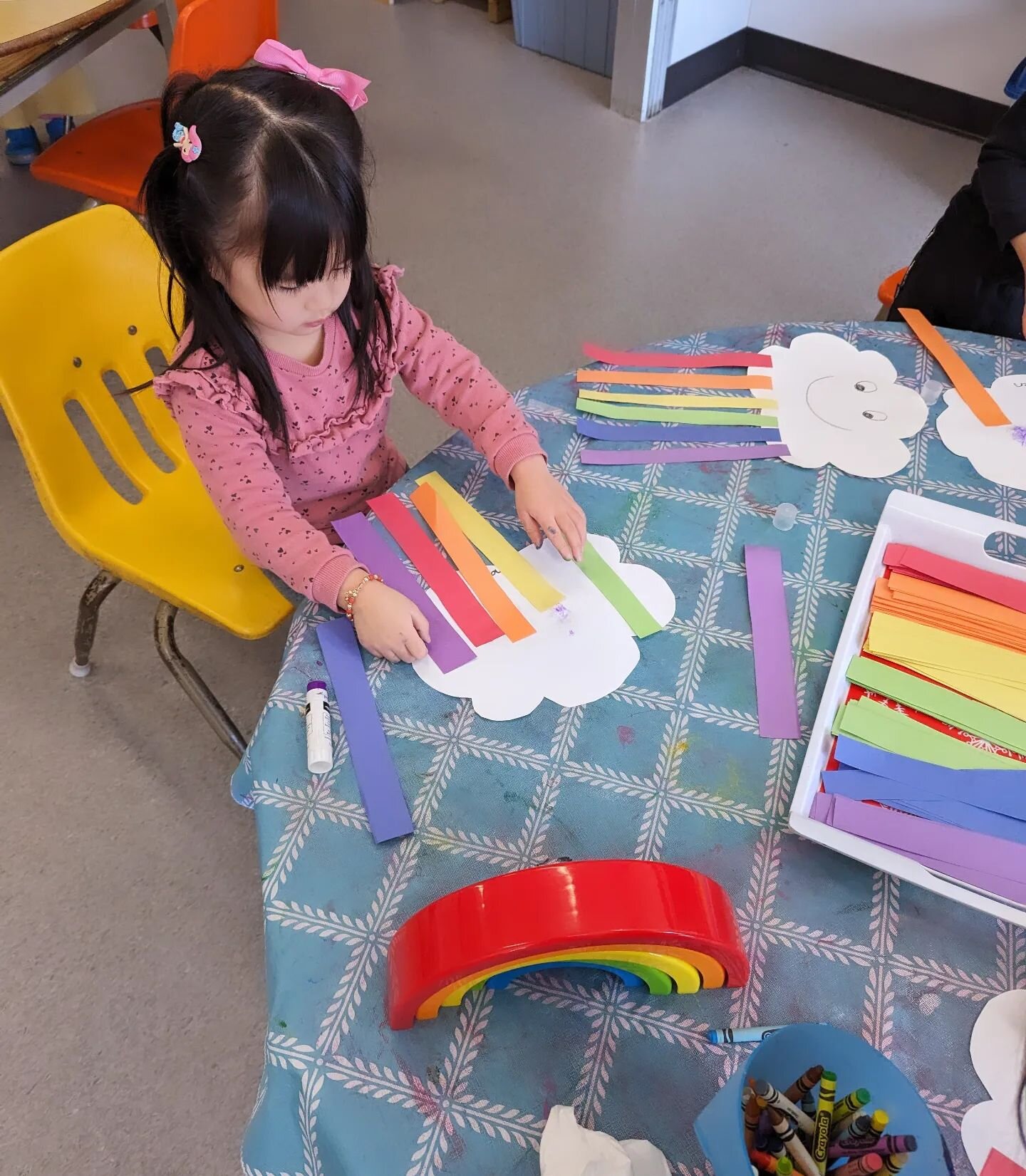 Working on some pretty cute rainbow art 🌈
#playbasedpreschool #preschoolart