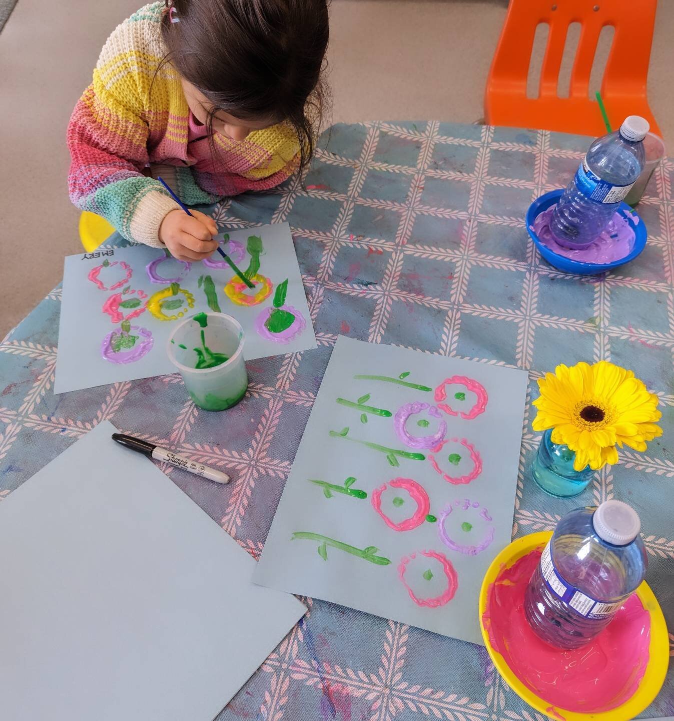 Bottle printing spring flowers 🌼 🌸
#preschoolart