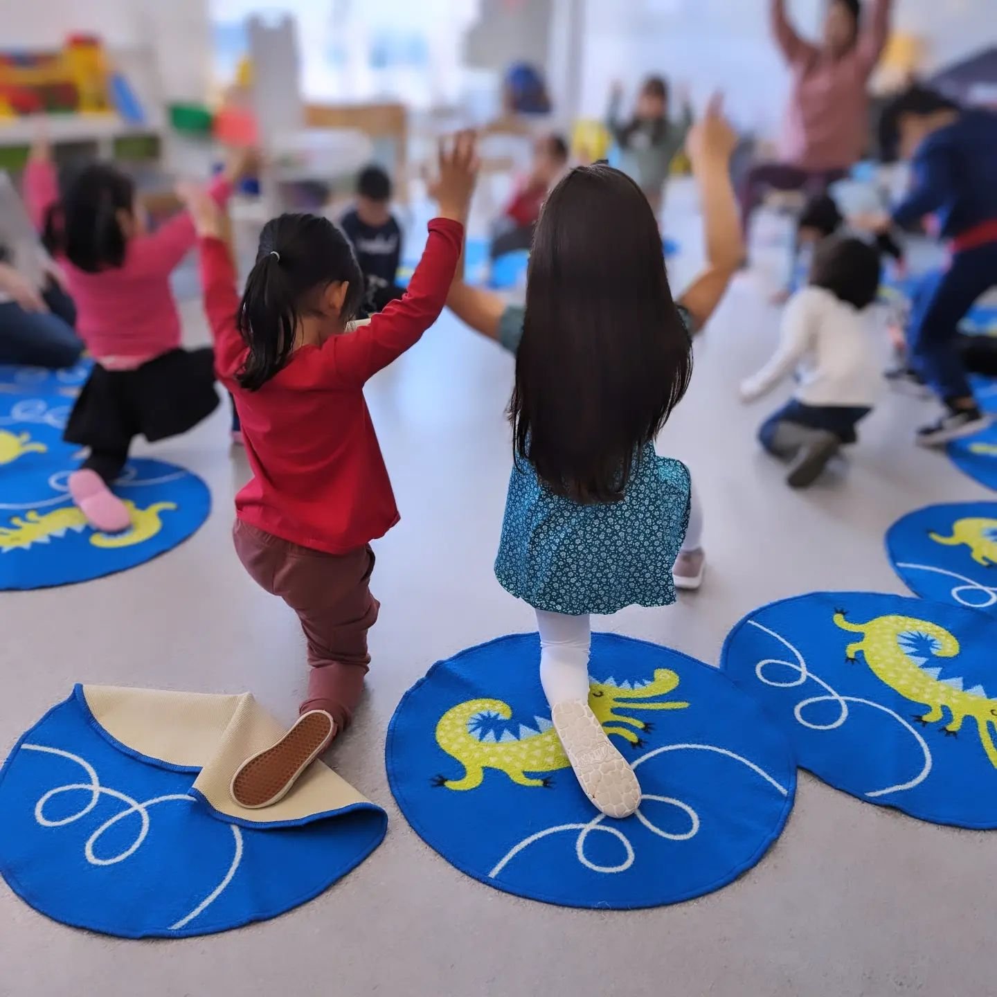 Yay for Yoga with Miss Judy from @theyogabuggy ❤️ 
#kidsyoga #playbasedpreschool #littlemaplespreschool