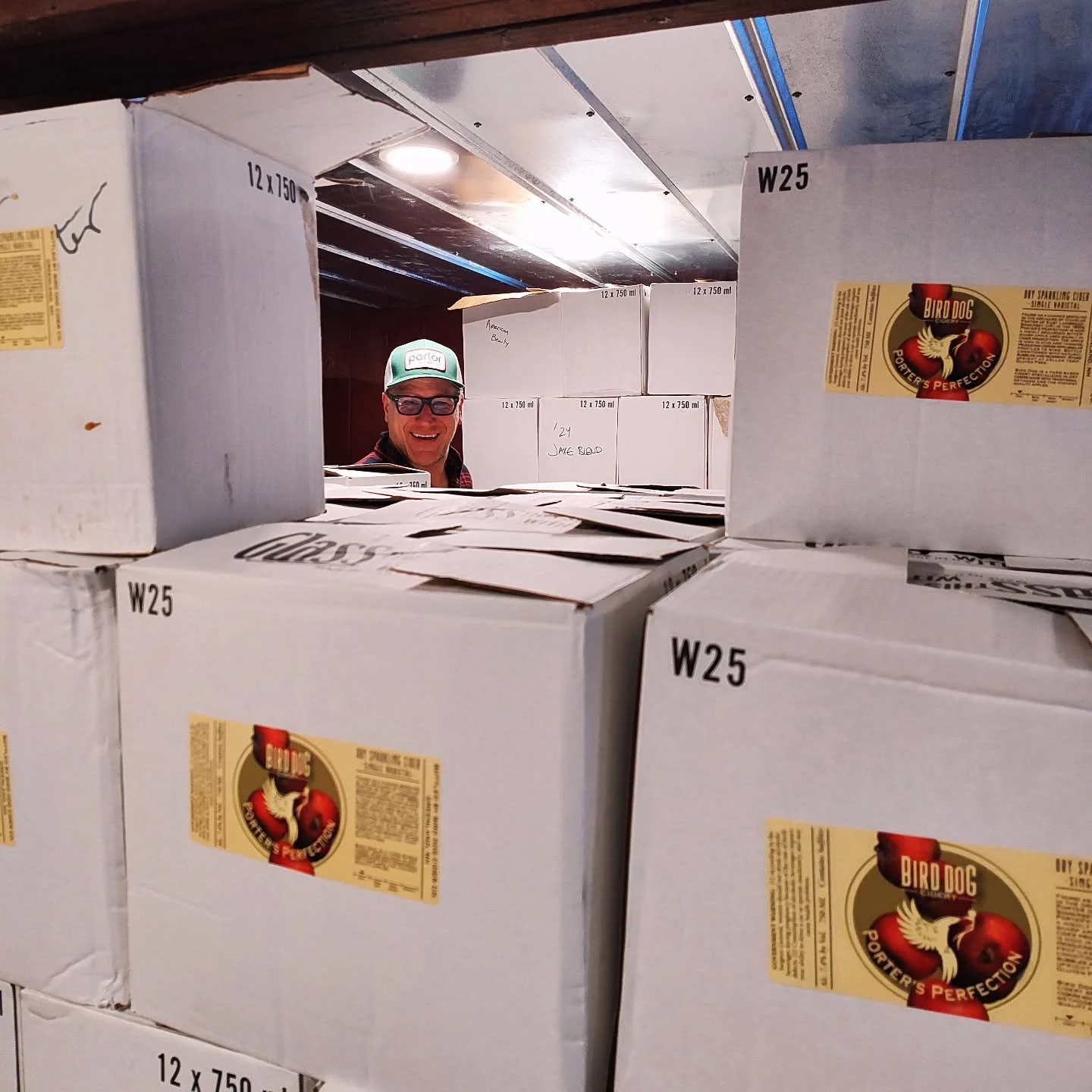 Andrew putting up cases of our first single varietal Porter's Perfection, coming to dry cider drinkers Summer 2026. 

Happy weekend y'all.

#pickdrycider