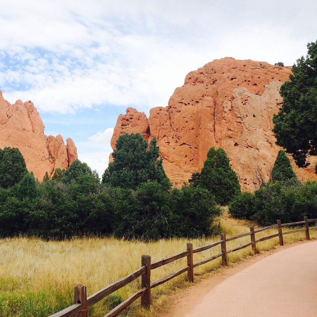 Easy and accessible trails at Garden of the Gods park in Colorado Springs. 👍🏼
.
.
This week was all about the Garden of the Gods! Check out the blog to learn more (link in bio)
.
.
.
 #southwestrocks #southwest #redrocks #rockylandscape #rockylands