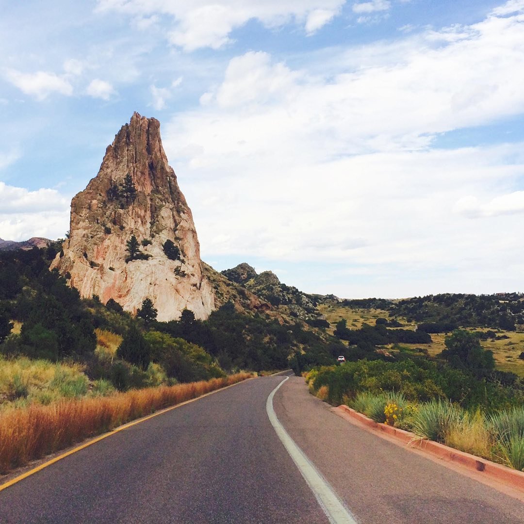 Road tripping through Colorado! 🚙 Make a stop at Garden of the Gods Park in Colorado Springs. .
.
This week was all about the Garden of the Gods! Check out the blog to learn more (link in bio)
.
.
.
 #southwestrocks #southwest #redrocks #rockylandsc