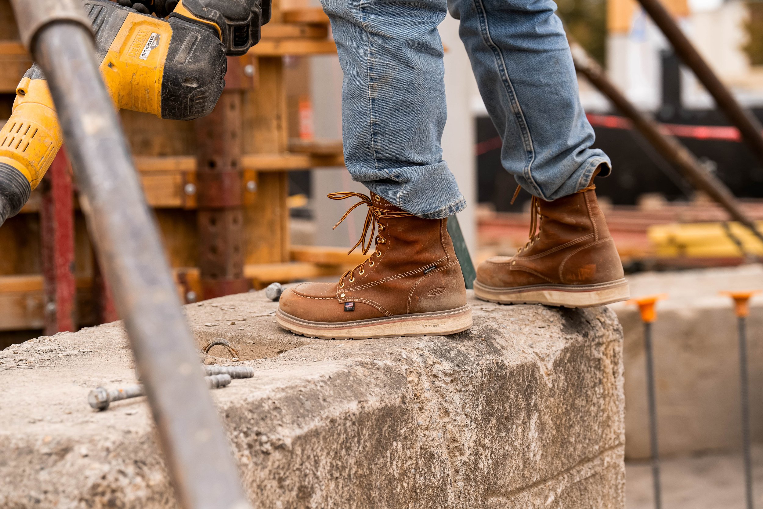 KEEN_UTILITY_LIBERTY_8_INCH_SOFT_TOE_M_LEATHER_BROWN_BIRCH_1030605_A7R09452-min.jpg