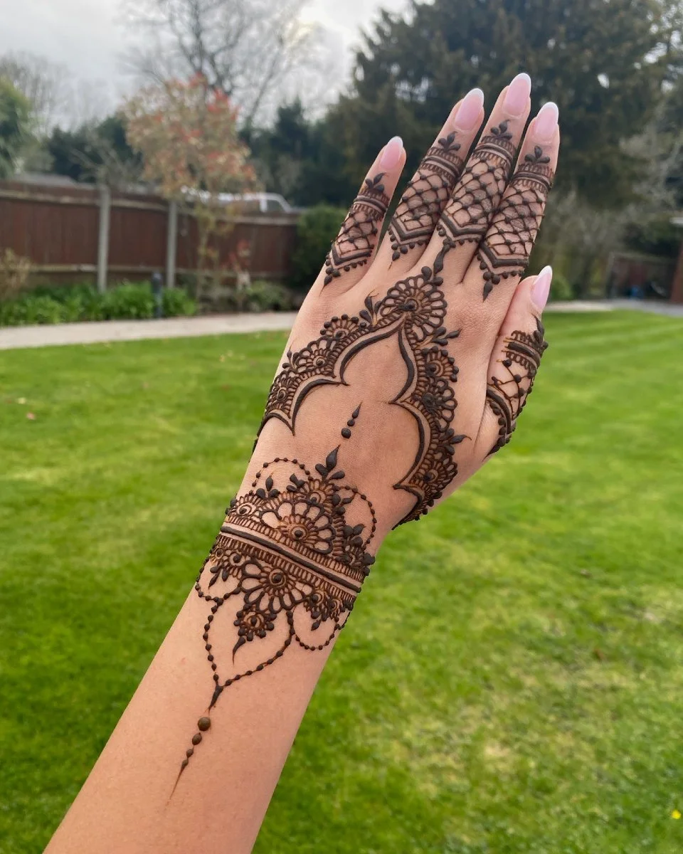 Mehndi inspo for your next event ✨

This is one of those classic designs which never seems to come out of fashion ☺️

#BridalMehndi #MandalaHenna #HennaArt #BridalHenna #2024Weddings
#mehndimemories #jeminismehndi #bride #jmbride #jmcones #mehndiarti