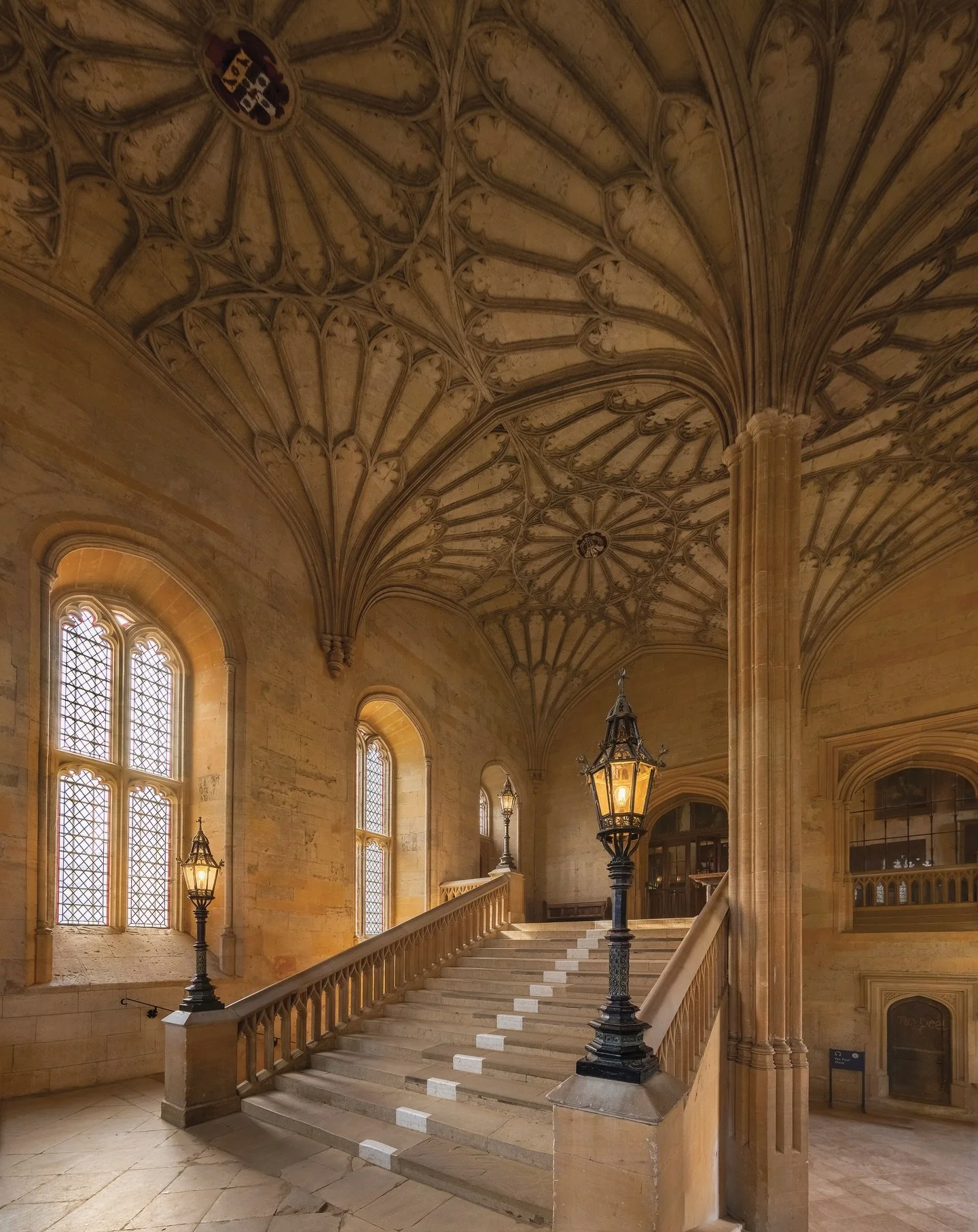 Hall Staircase with its 17th-century fan-vaulted ceiling at Christ Church College, Oxford.
.
.
.
.
#christchurch #oxford #heritagephotographer #historicbuilding #heritagebuilding hertitagearchitecture