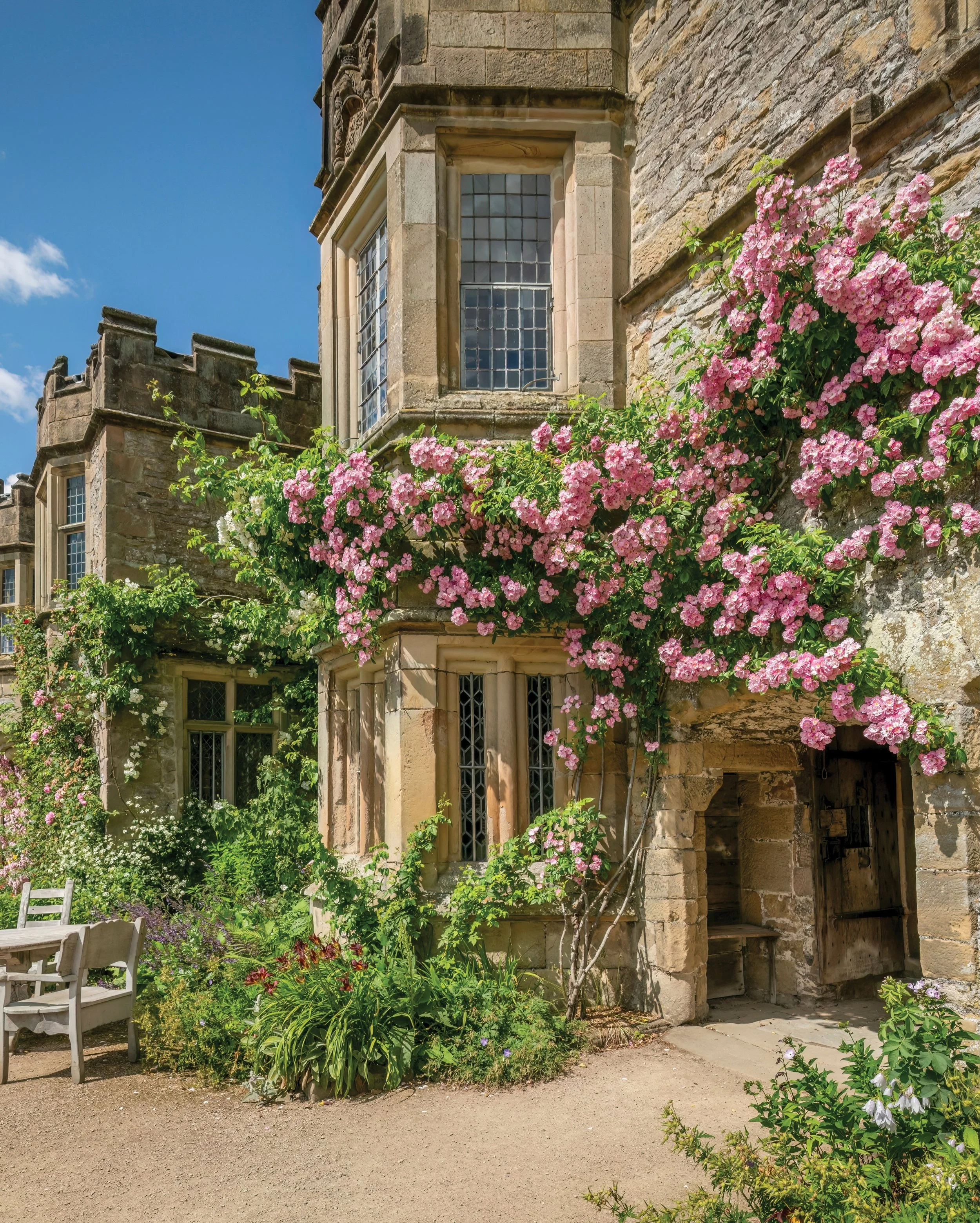 Haddon Hall&rsquo;s exteriors are at their finest in the summer months, when the 900 year old stone walls are softened by climbing roses in full bloom.
.
.

.
#haddon #haddonhall #medievalhouse #heritagephotographer #historicbuilding