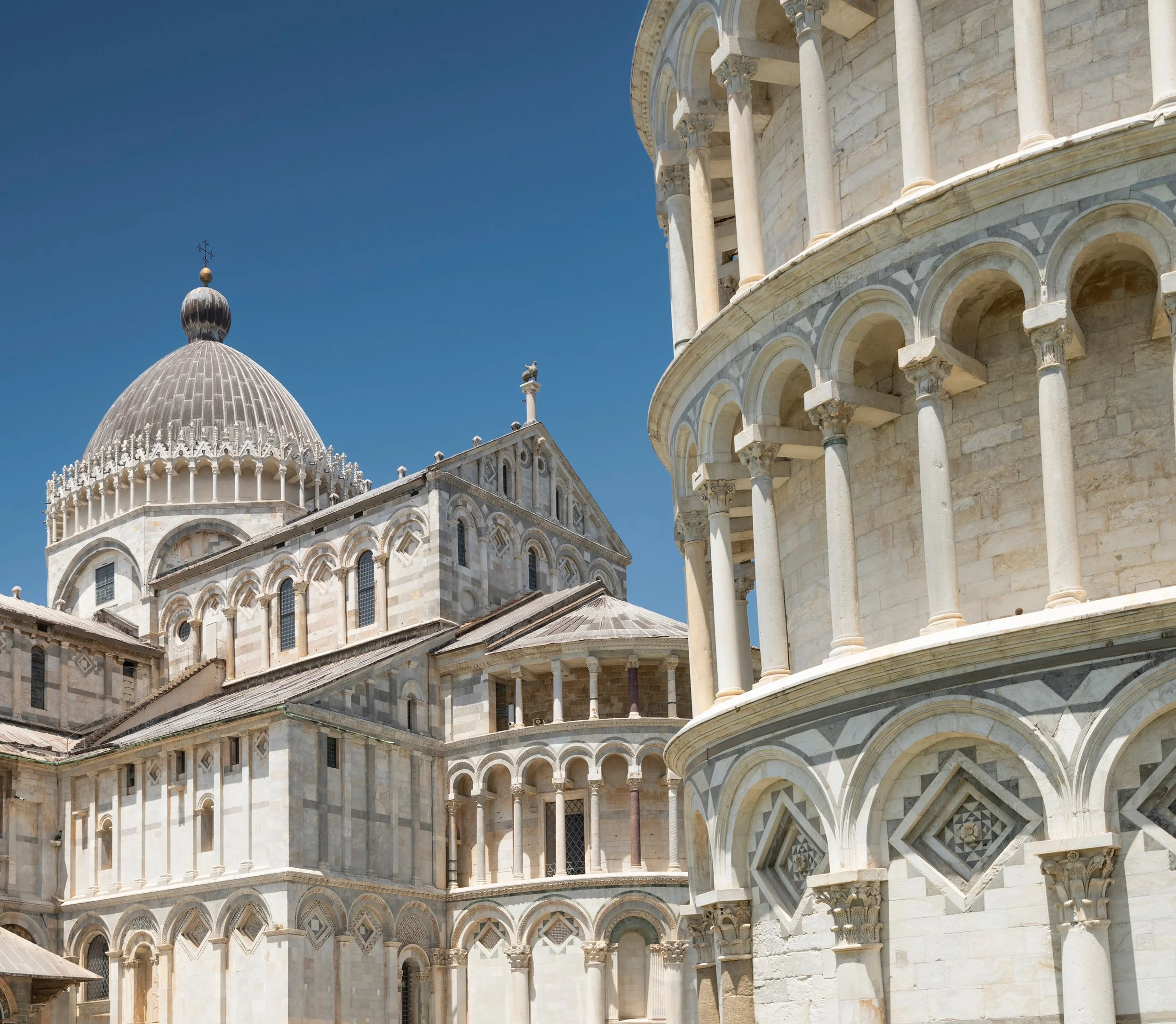 The iconic Leaning Tower of Pisa, Italy. Rising above the Piazza dei Miracoli, this remarkable medieval bell tower has been leaning for over 800 years and remains one of the world&rsquo;s most recognisable landmarks.
#LeaningTowerOfPisa #Architecture