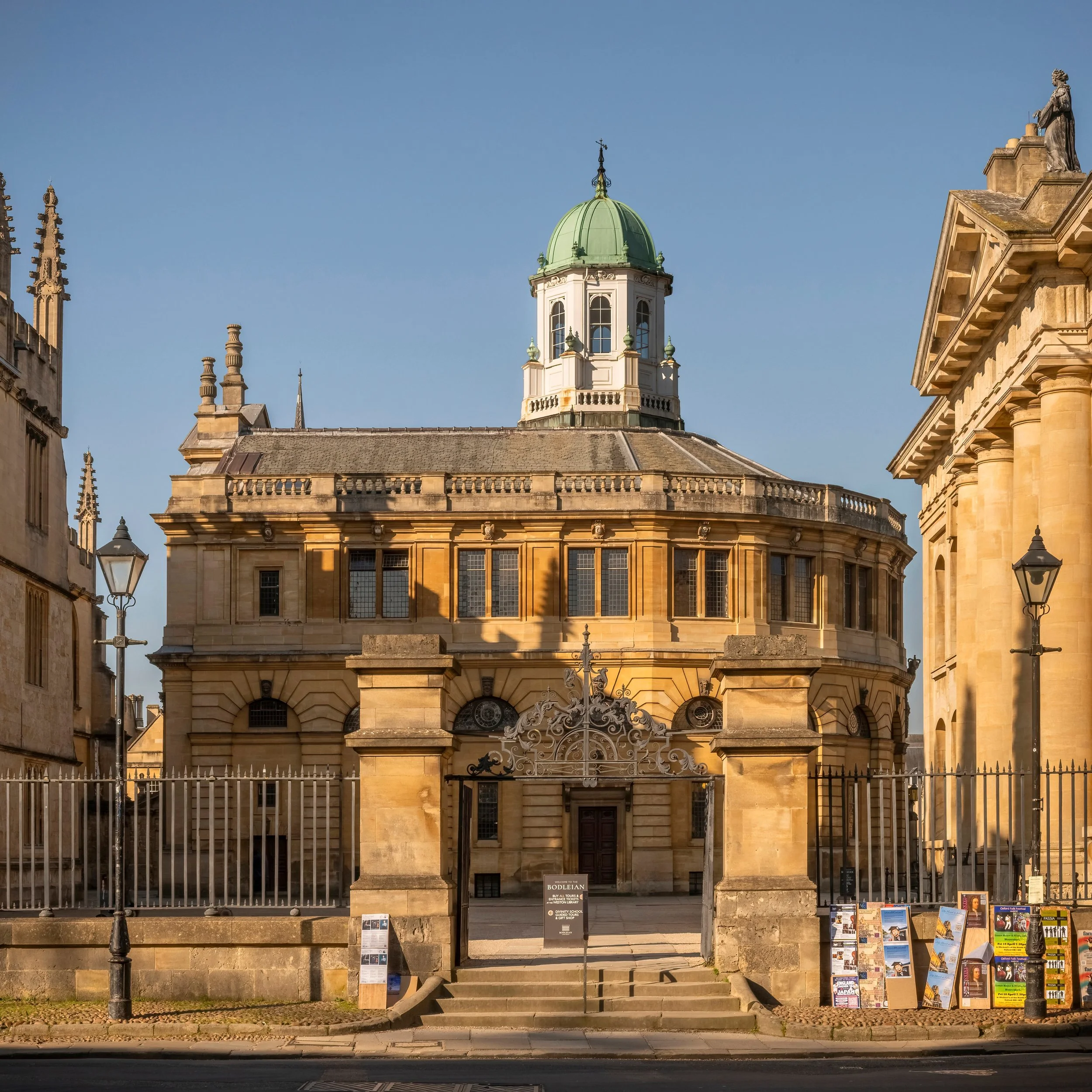 The magnificent exterior of the Sheldonian Theatre, one of Oxford&rsquo;s most iconic landmarks. Designed by Sir Christopher Wren and completed in 1669, this architectural masterpiece has stood at the heart of the university for over 350 years.
#Shel