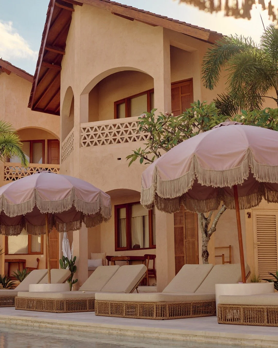 Dune is made up of six sculptural hexagonal villas, each housing two private rooms designed with comfort and calm in mind.

In the morning light, Dune glows with the warmth of Bali itself.

 #hotellife #hotelstay #baliholidays #sesehbali #baliholiday