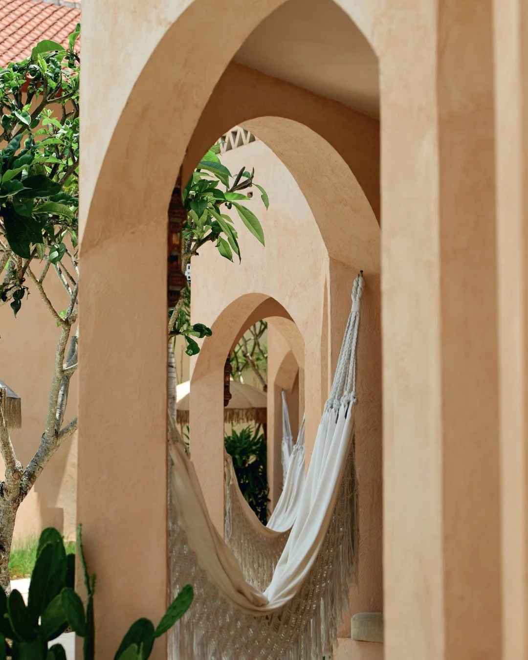 The art of doing nothing. Take a moment to reset and listen to the sound of the swaying trees.

#duneseseh #bali #slowliving #relax #moment