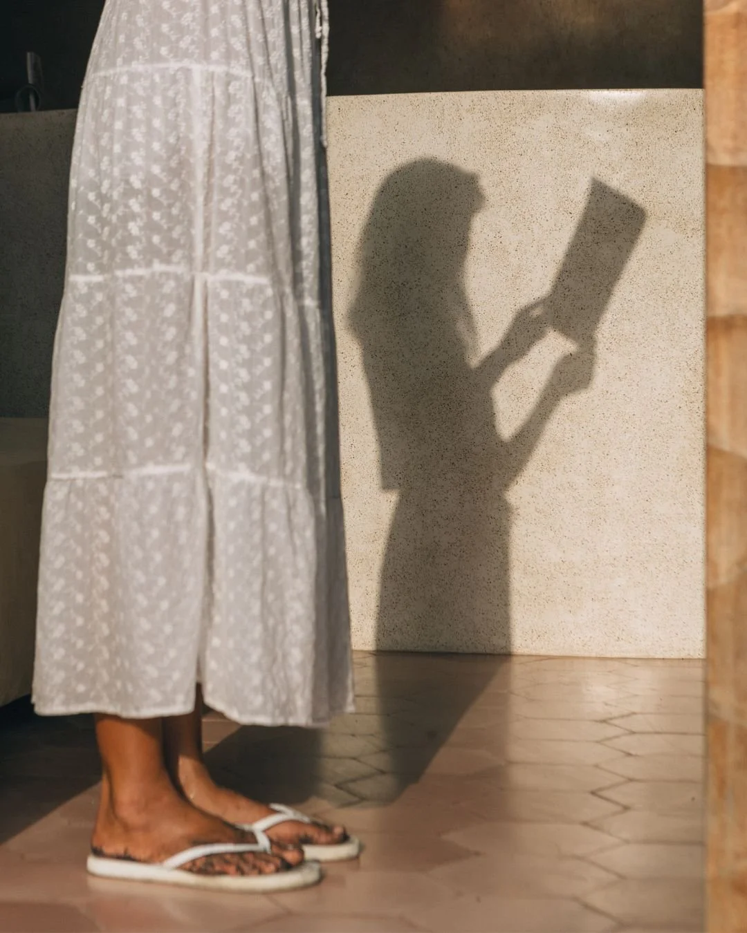 Moment of slow reading and story of peace. Slip into something comfortable and find your own light.

#duneseseh #bali #peace #reading #slowliving