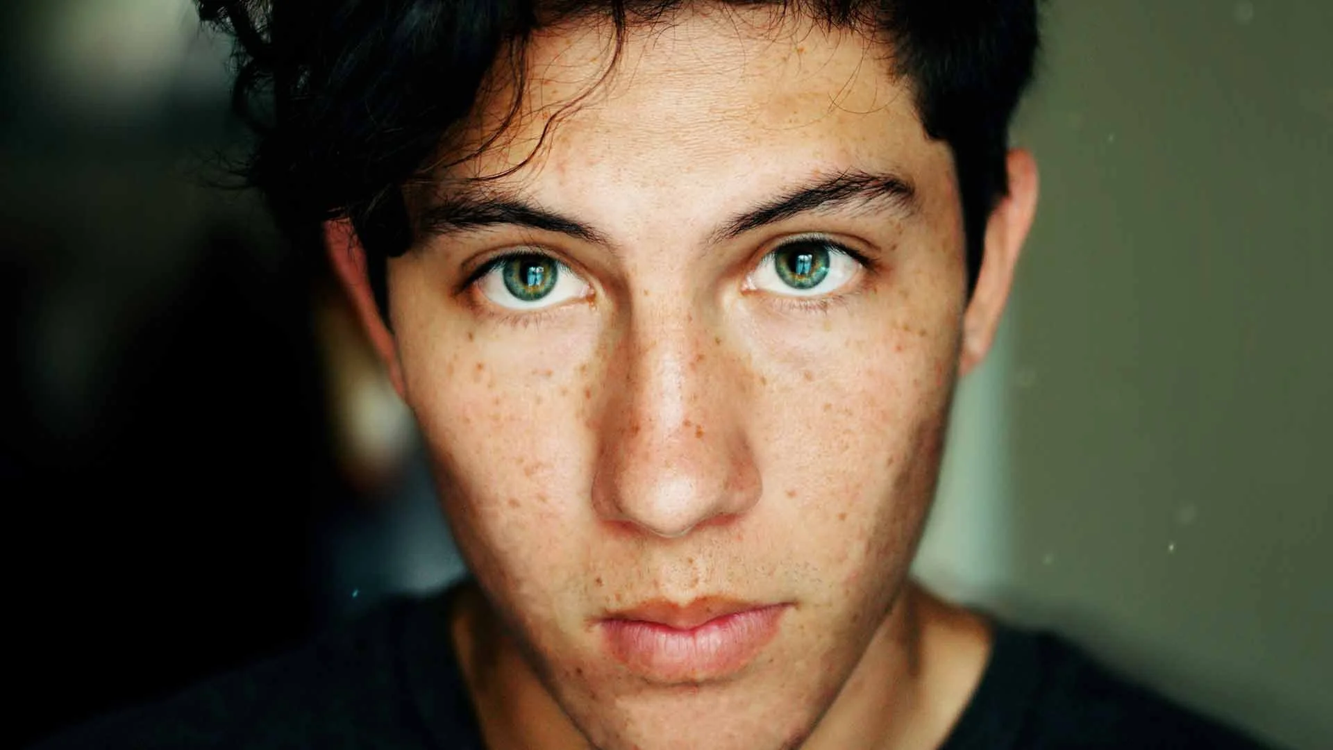 L’altro, da volto a bersaglio.