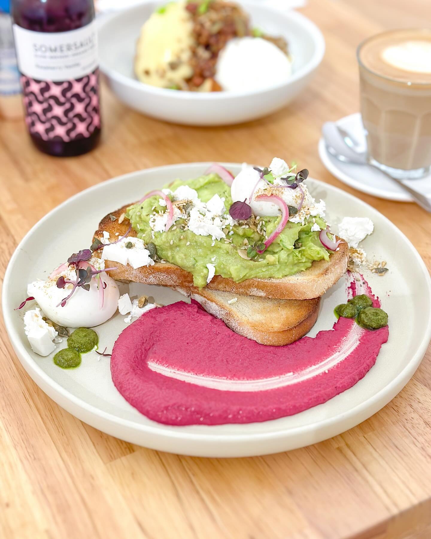 There&rsquo;s smashed avo&hellip;&hellip;and then there&rsquo;s smashed avo! 🥑🥰 

Served on sourdough with poached eggs, beetroot hummus, feta and basil pesto 🤤