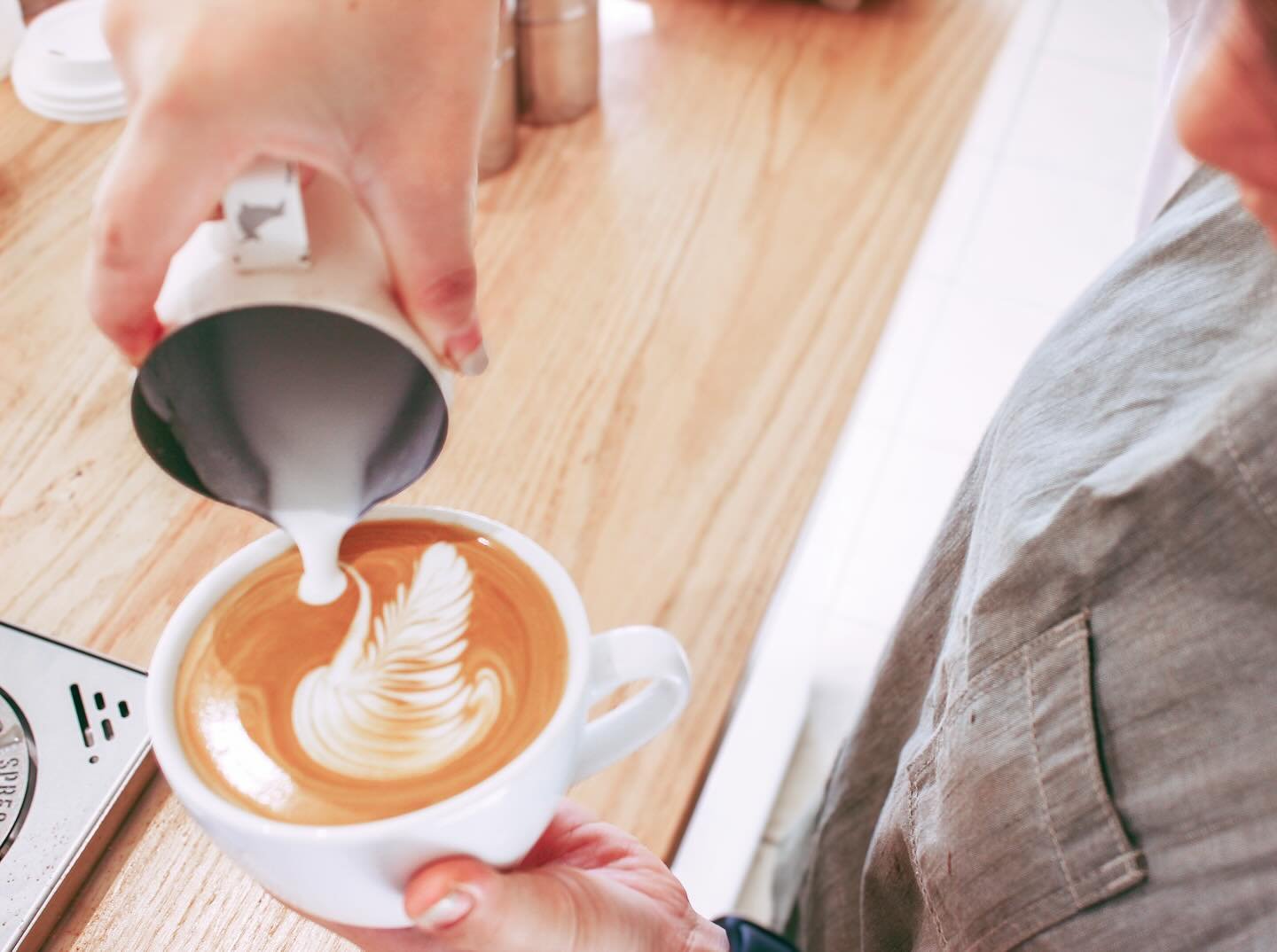 When coffee imitates art&hellip;🦢😍

📸 @em_adventures2