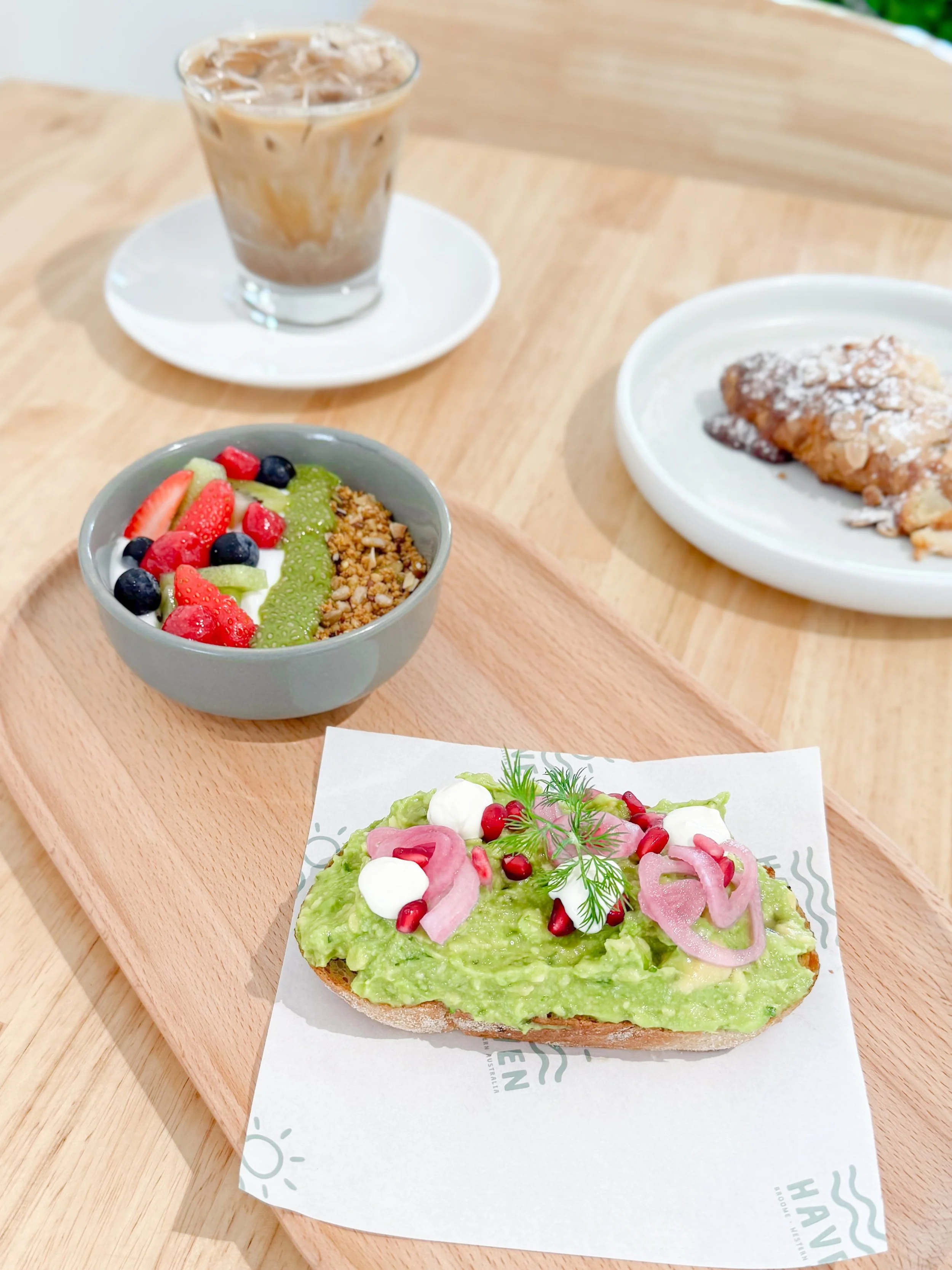 Friday = pre-weekend catch-ups, good coffee, and pretending we have no emails to answer ☕️🥑