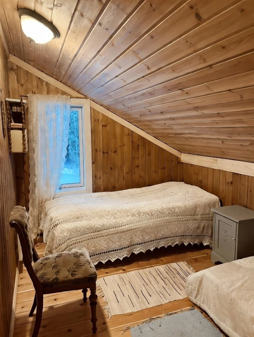 Soverom på Åsbergtunet gjestegård i Fyresdal, Telemark – landlig overnatting med rolig gårdstun og nærhet til naturen