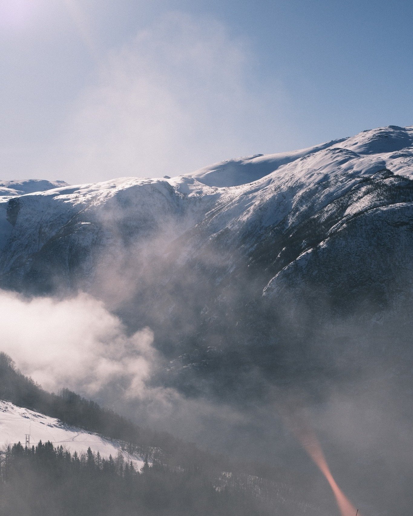 Mountain Mist
Morning light filters through Norway&rsquo;s mystic mountains, with mist weaving through the valleys like a delicate veil.
📷 Fujifilm X-T30 II
__
#MistyMountains #NorwegianLandscapes #MountainMist #EtherealNature #NordicScenery #Mystic