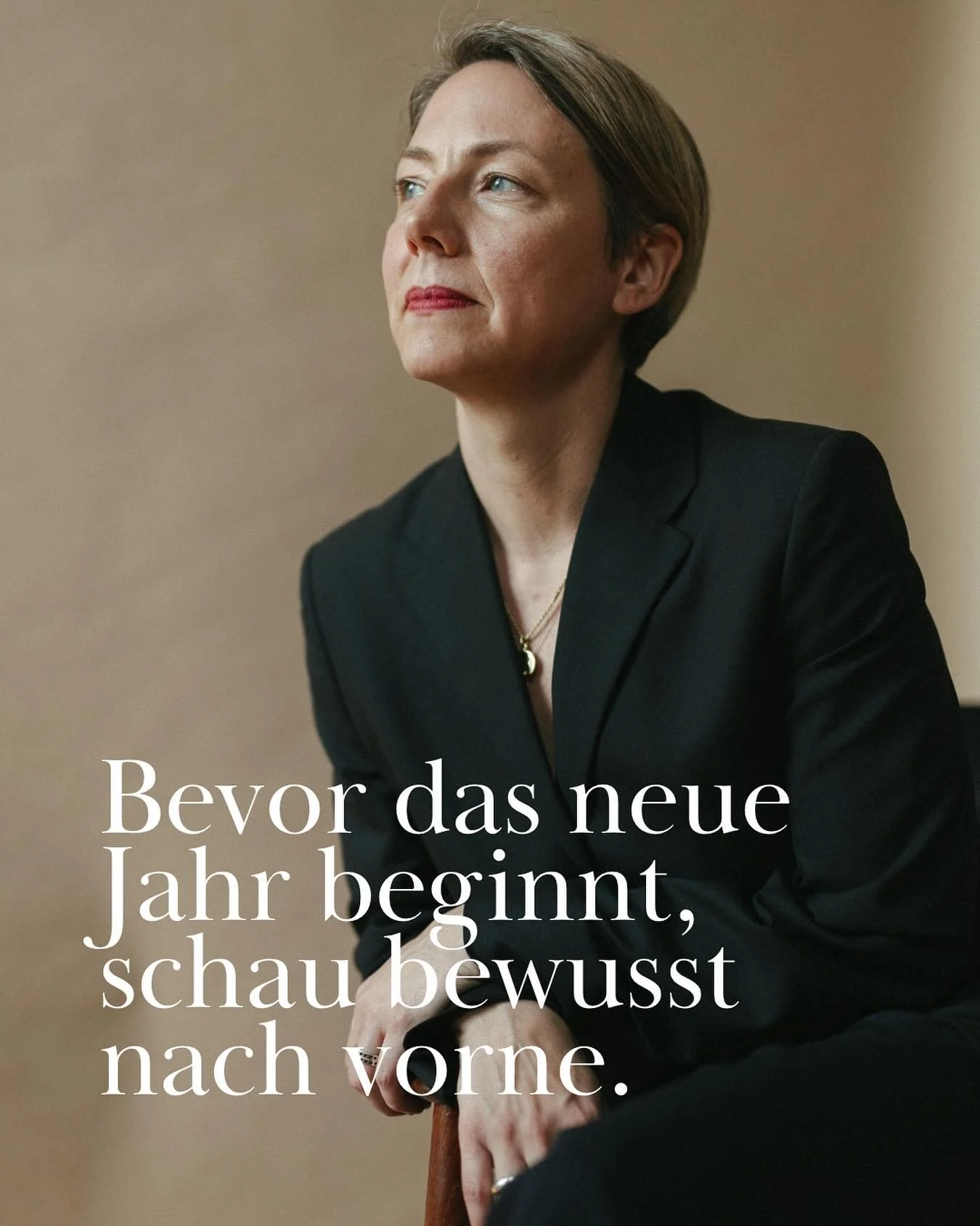 🔜 Vorschau: Was soll kommen?

Oft gehen wir einfach so weiter ins Neue, ohne kurz innezuhalten und zu sp&uuml;ren, was wir uns eigentlich w&uuml;nschen, was weiter so bleiben darf und was wir im neuen Jahr bewusst anders leben m&ouml;chten.

Mit den