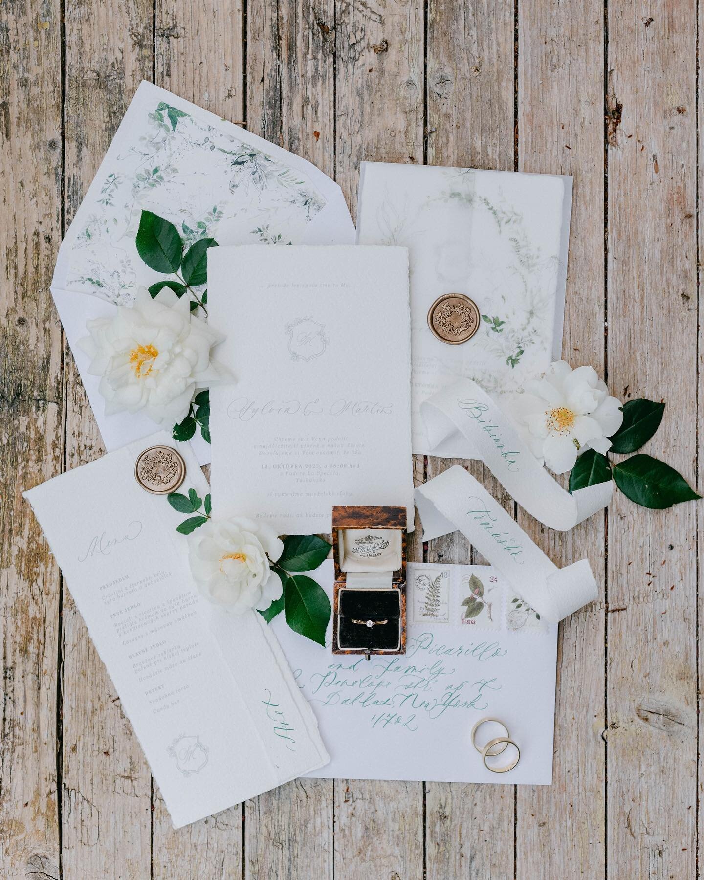 Tuscan flat lay for S&amp;M by talented @dusi.psano  @svadbavtoskansku_sk @sylviarakusova #flatlay #flatlays#flatlaystyle#gabrielajarkovskaphotography #weddings#invitations#stationery#weddingstationery#paper#weddinginvitations#calligraphy#weddingcall