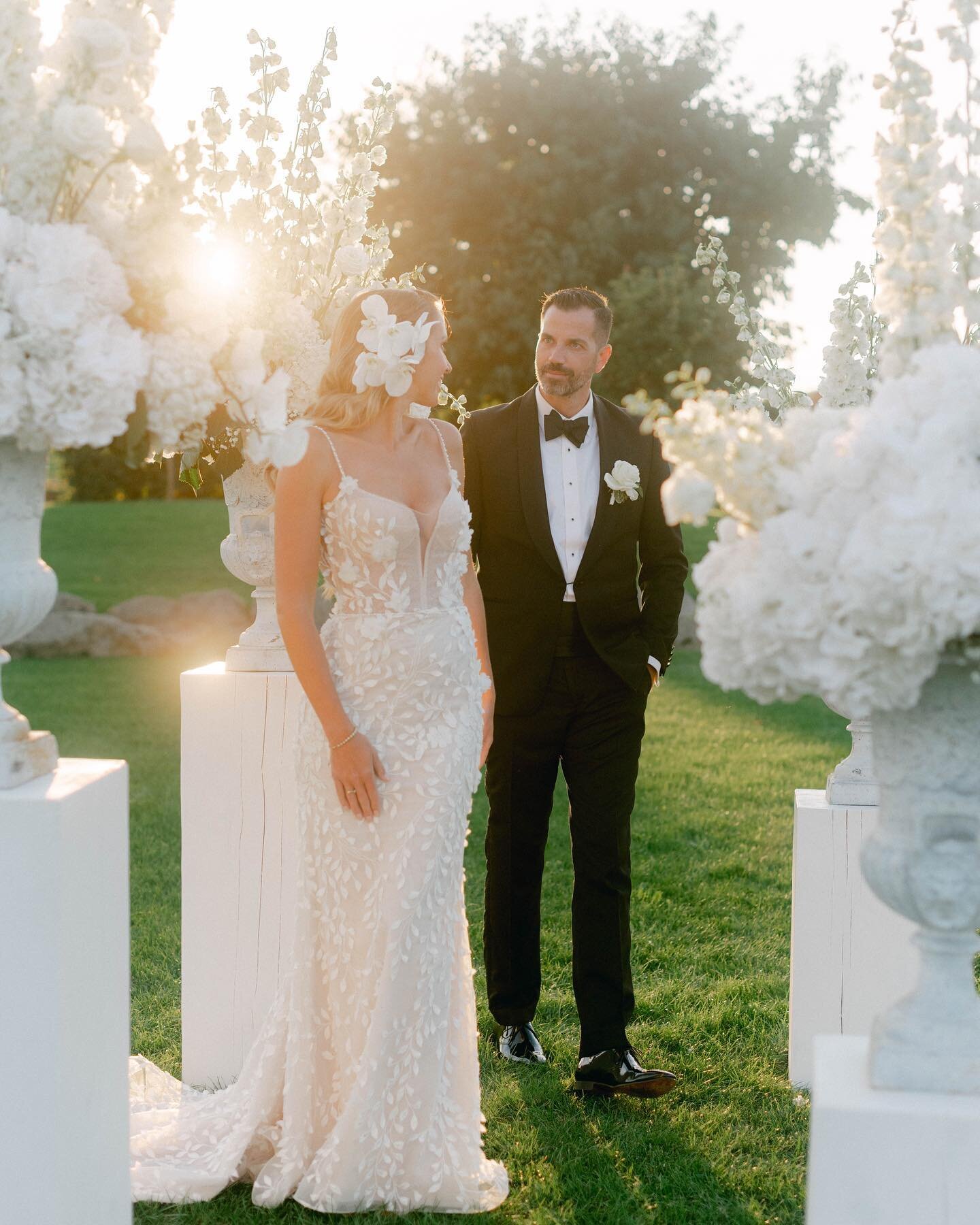 Have a great start of the new week ! @ngelik_zuzu  @martin_prasek @stastnasamota @ivan.sablatura @michaelamikusova_hair_makeup  #weddings#weddingportraits#goldenhour#mrandmrs#instafamous#instadaily#gabrielajarkovskaphotography #fineartweddings#finear