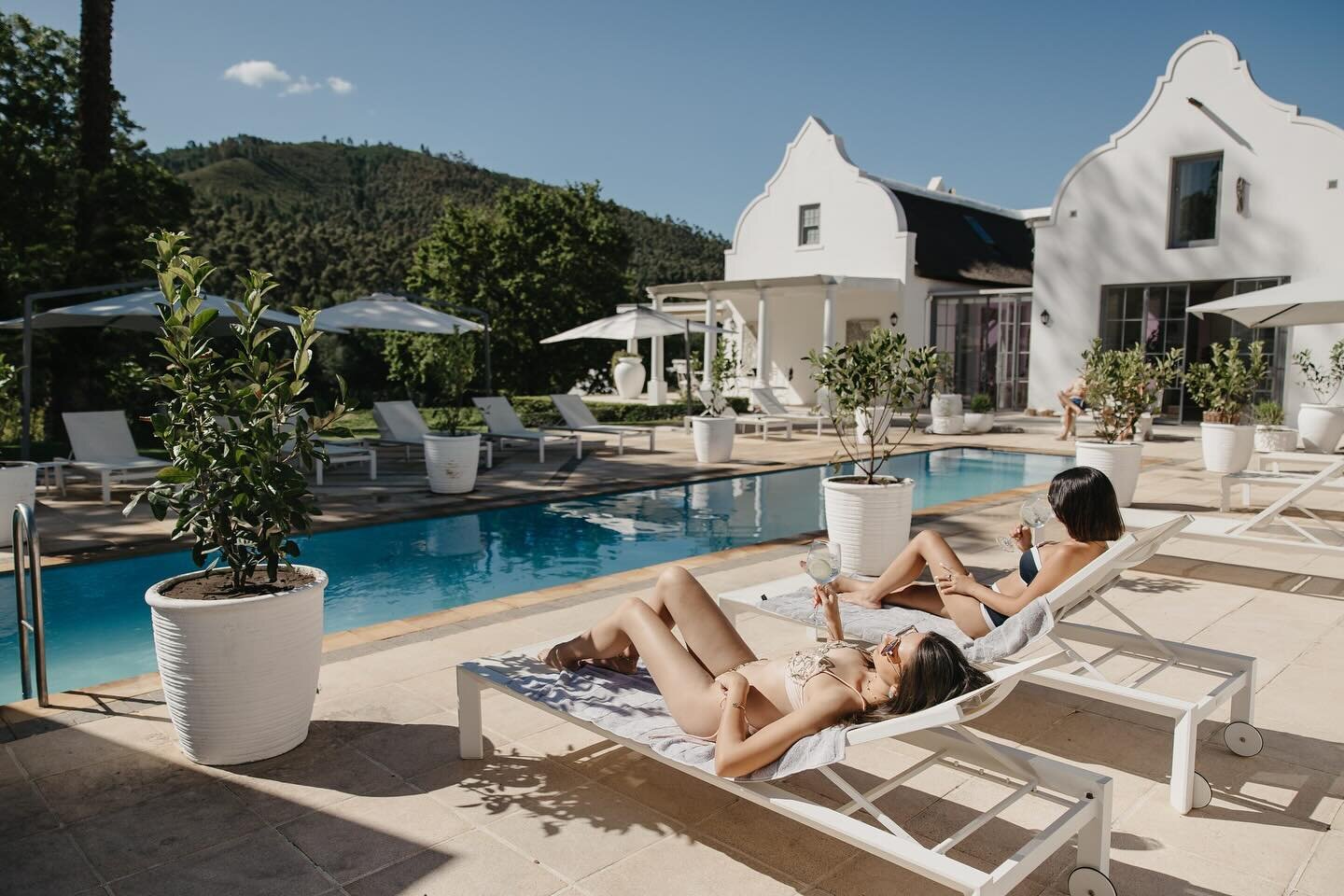 Nothing feels better than lounging by the pool at @thedoolhof &amp; watching the clouds twirl through the mountain ranges above!

For enquiry&rsquo;s, email info@doolhofboutiquehotel.co.za 
Or Call us 021 873 4089

#thedoolhof #doolhofwineestate #doo