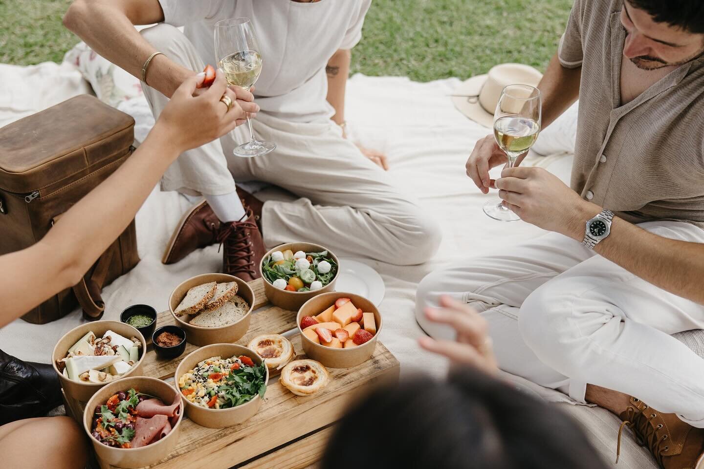 Hot summer days under our tree in front of our country house, sipping on Doolhof wines and eating amazing finger foods from @mila_atdoolhof #picnic 

Cheers to the weekend, everybody!

#thedoolhof #doolhofwineestate #doolhofwines #doolhofwine #luxury