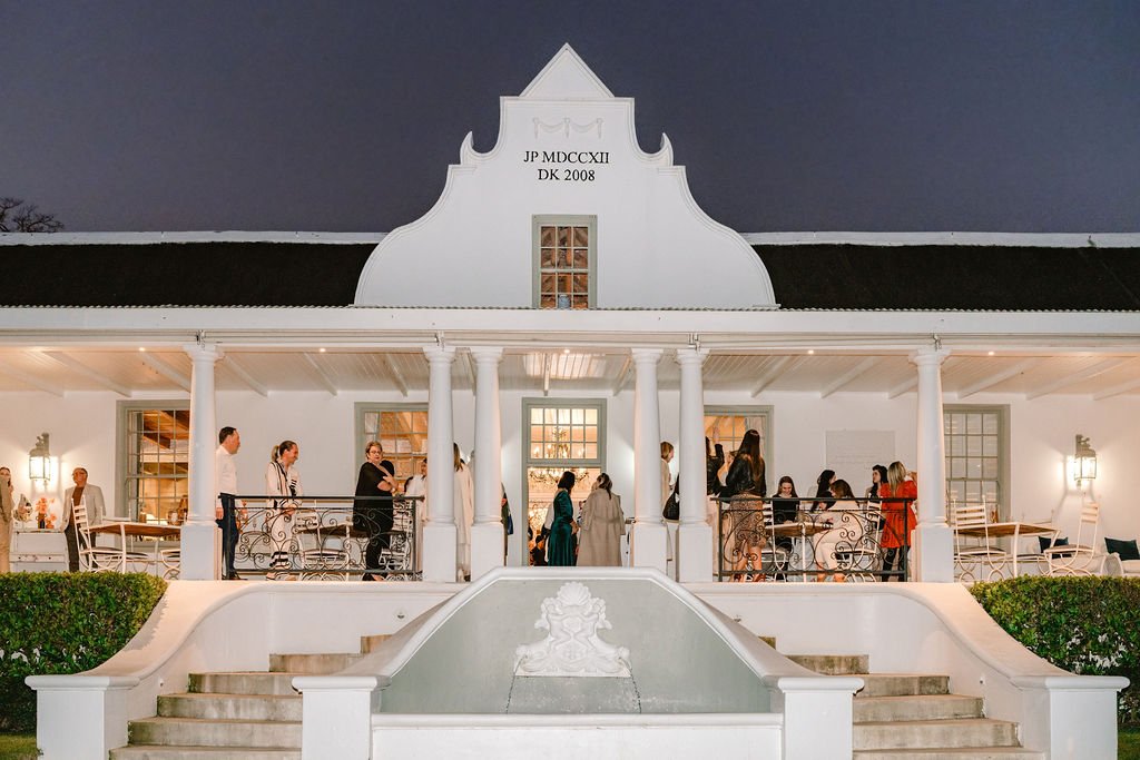 As the warmer months approach, the Country House at Doolhof takes on a new charm. While curling up with a good book in your room is always a treat, we now invite our guests to step outside, savor meals on our terrace, and gaze at the stars under the 