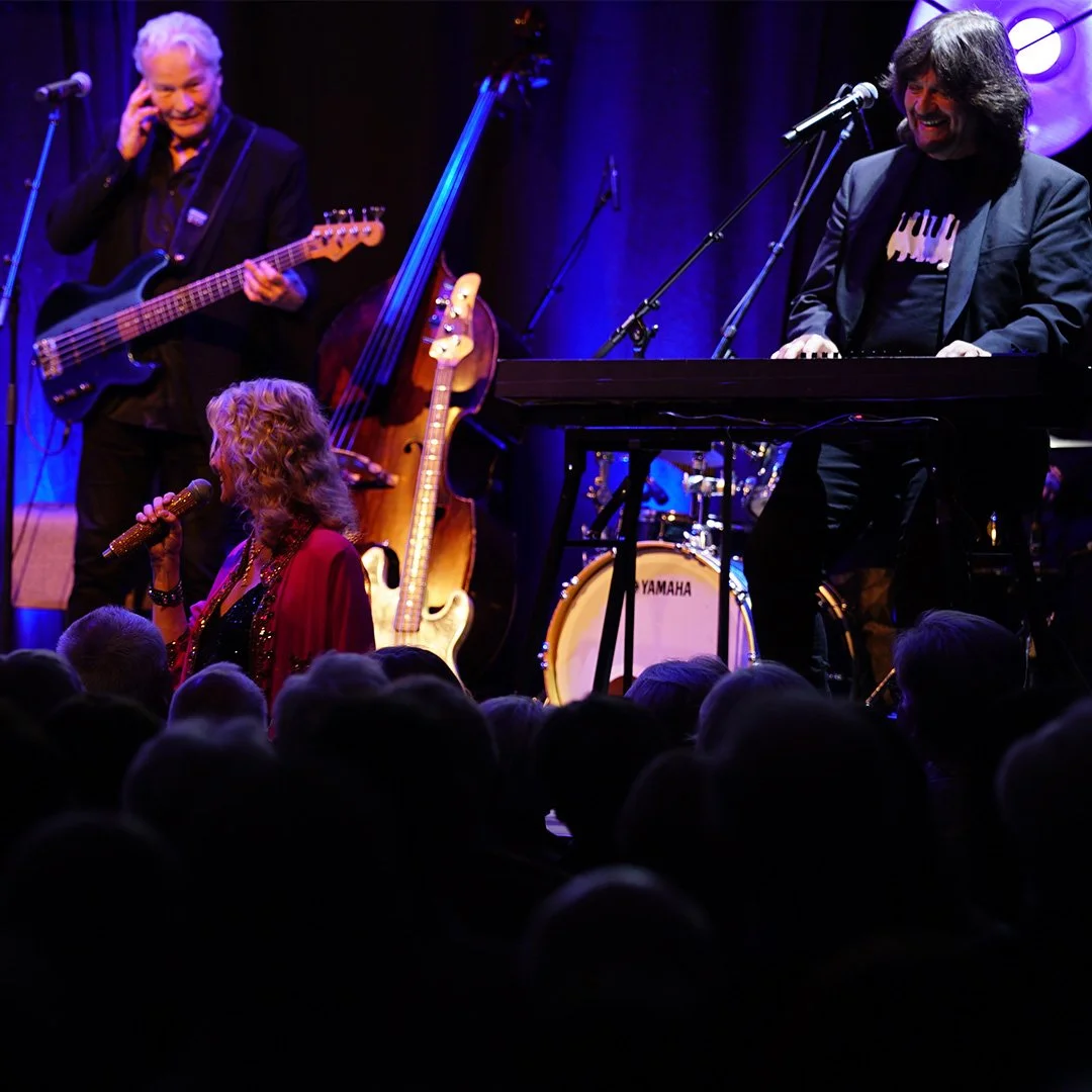 Robert Wells, Maria Wells med band