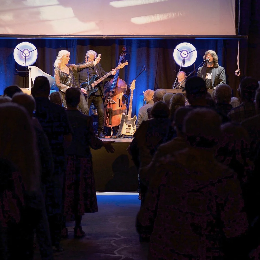 Robert Wells, Maria Wells med band