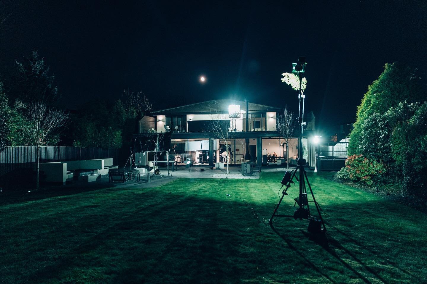 Bright lights 💡and late nights 🌙 shifting between day and night shifts is commonplace when working #onset🎥🎬 but it ain&rsquo;t half fun doing what we do 🙌 #setlife #nightshift #filming #onlocation