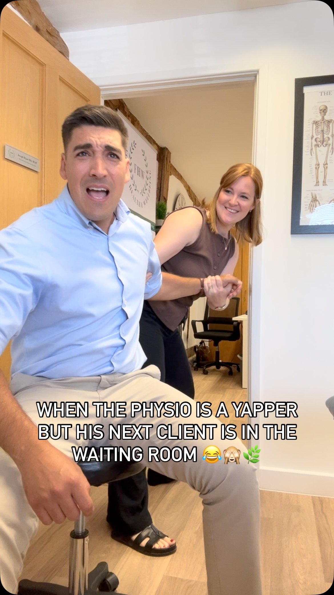 🌿 FRIDAY FUN 🌿
When the physio is giving a full TED talk through the treatment but his next client is waiting… you’ve got to do what you’ve got to do! 😂
But in all seriousness, we’re not just here to treat injuries, we&r