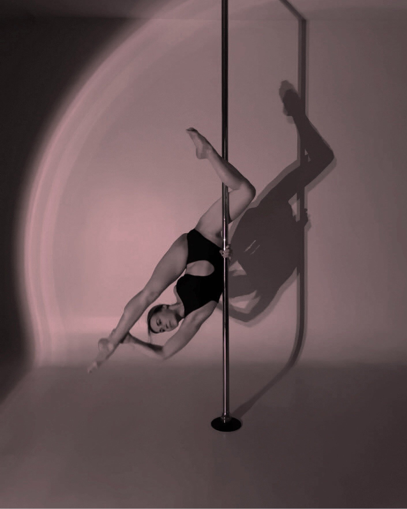 ✨COUNTING DOWN✨ 1 more week until you get to pole dance with stunning lights and dramatic shadows 🌟 For now enjoy this stunning pose by our instructor Jessica.

See more details below or send us a DM 🥰
The workshop is for ALL LEVELS and consists of