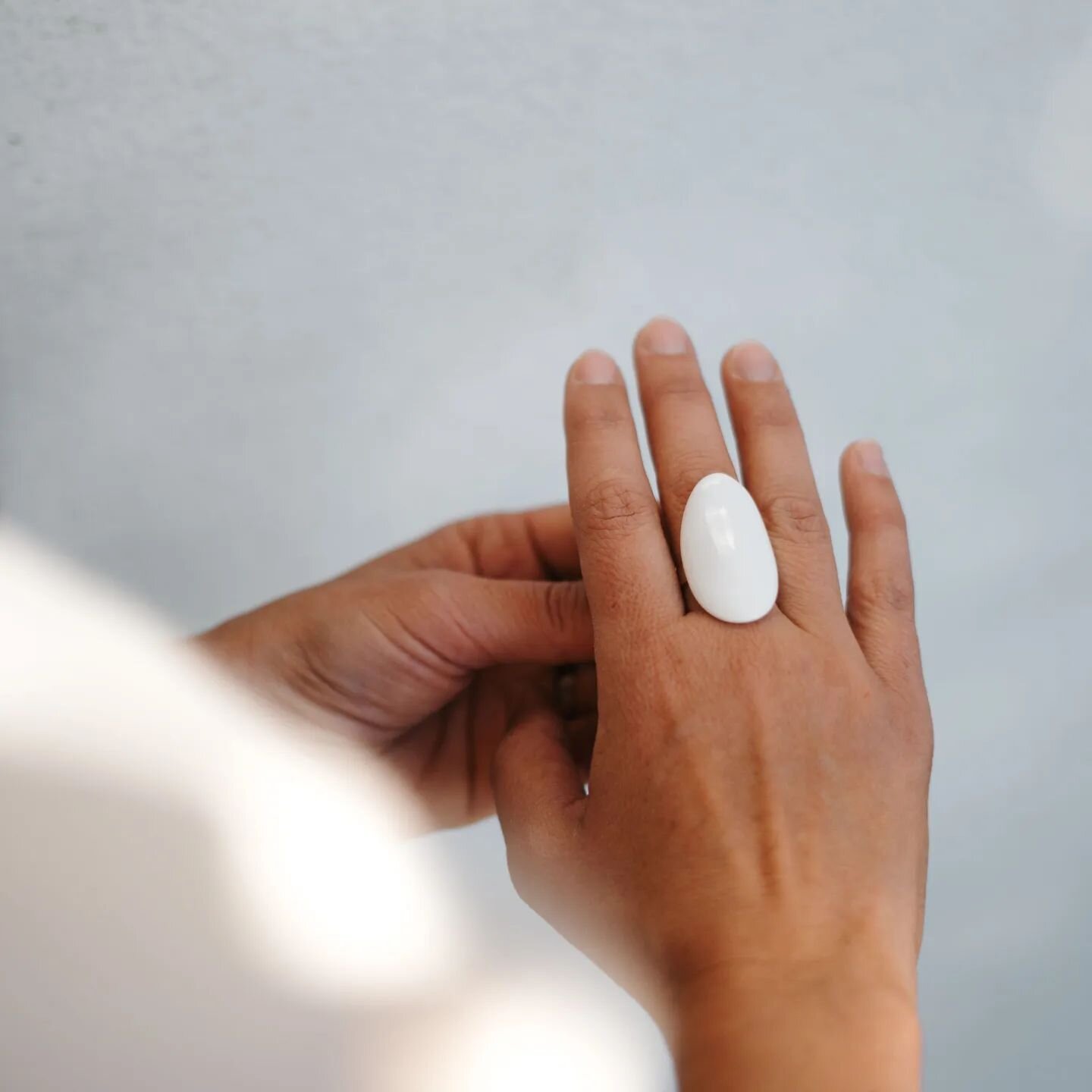 Bague ovale, l&eacute;g&egrave;rement courb&eacute;e, id&eacute;ale pour ajouter une touche d'originalit&eacute; &agrave; votre look.
Porcelaine, &eacute;mail blanc brillant, anneau ajustable plaqu&eacute; argent

📷 @marion.kml 

#poterieartisanale 