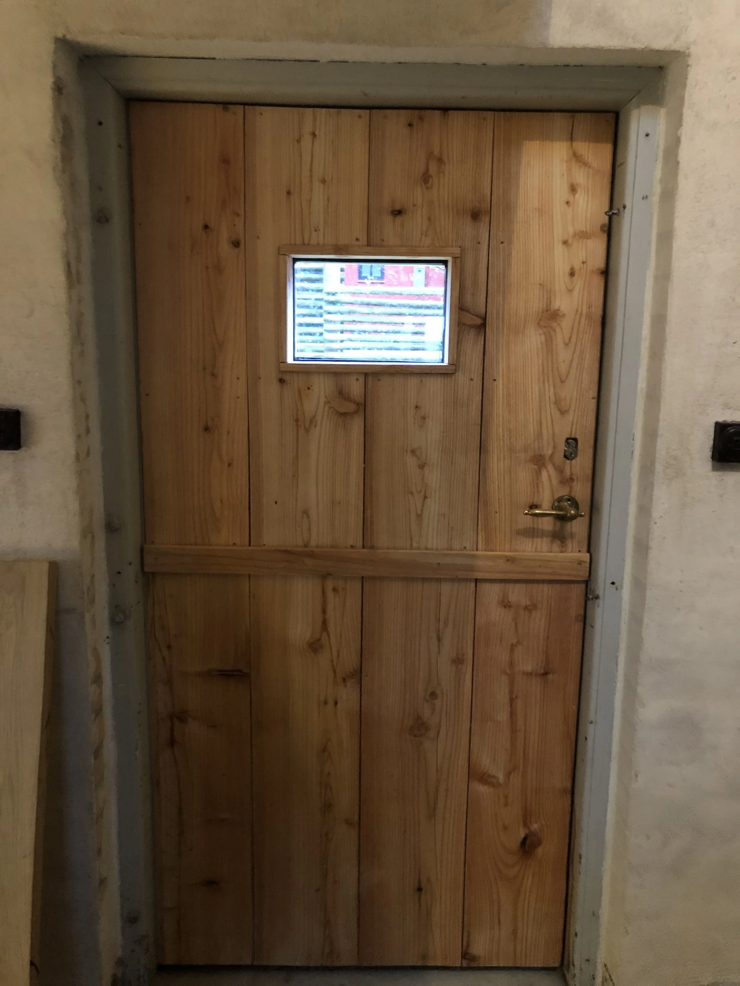 Dør med lærketræ.jpg