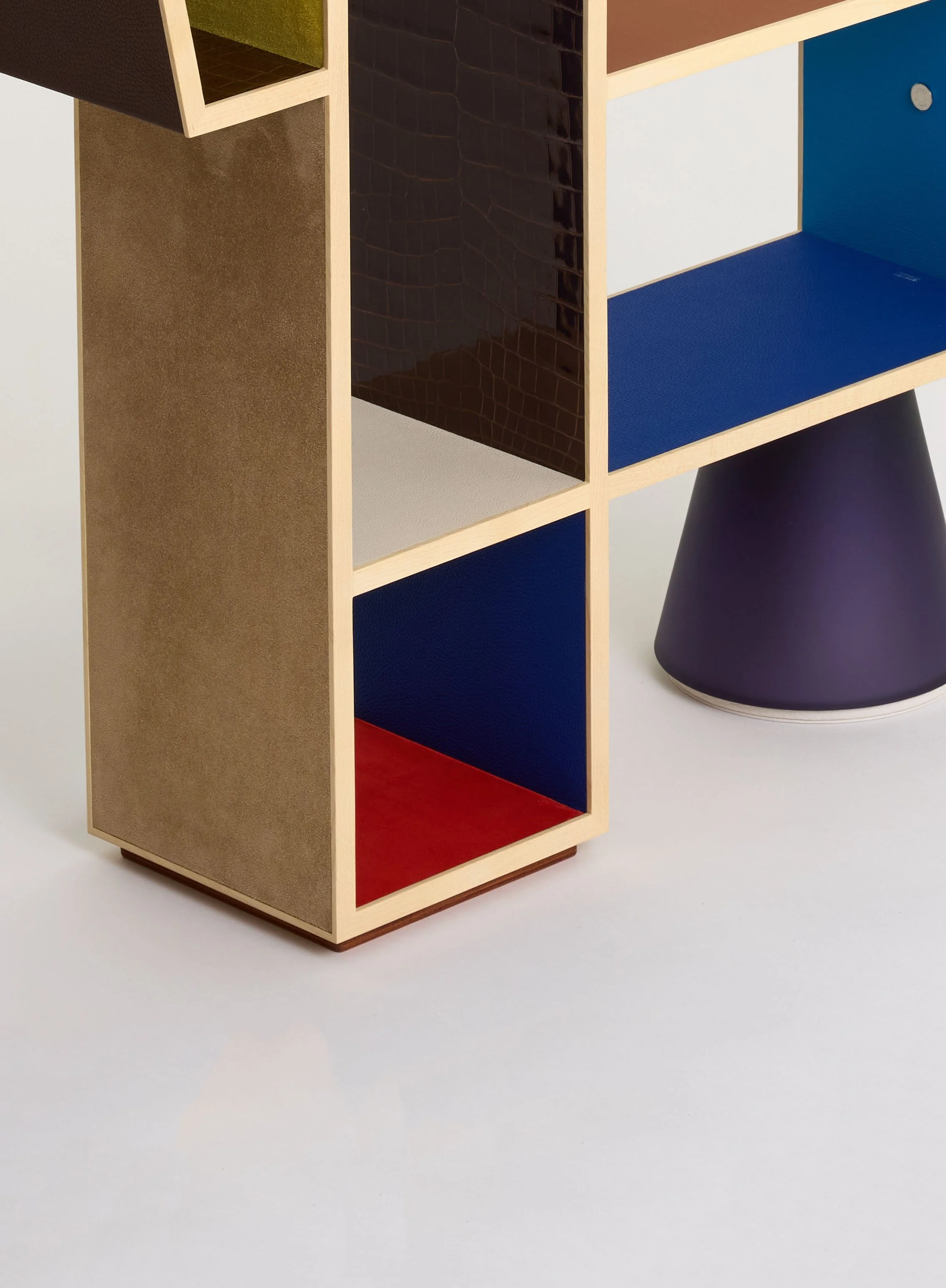 etagere cheval, julie safirstein, hermes, hermes petit h, petit h, artisanat d art, artisanat d exception, design, cheval, etagere en cuir, leather, leather shelf, craftmanship, crital