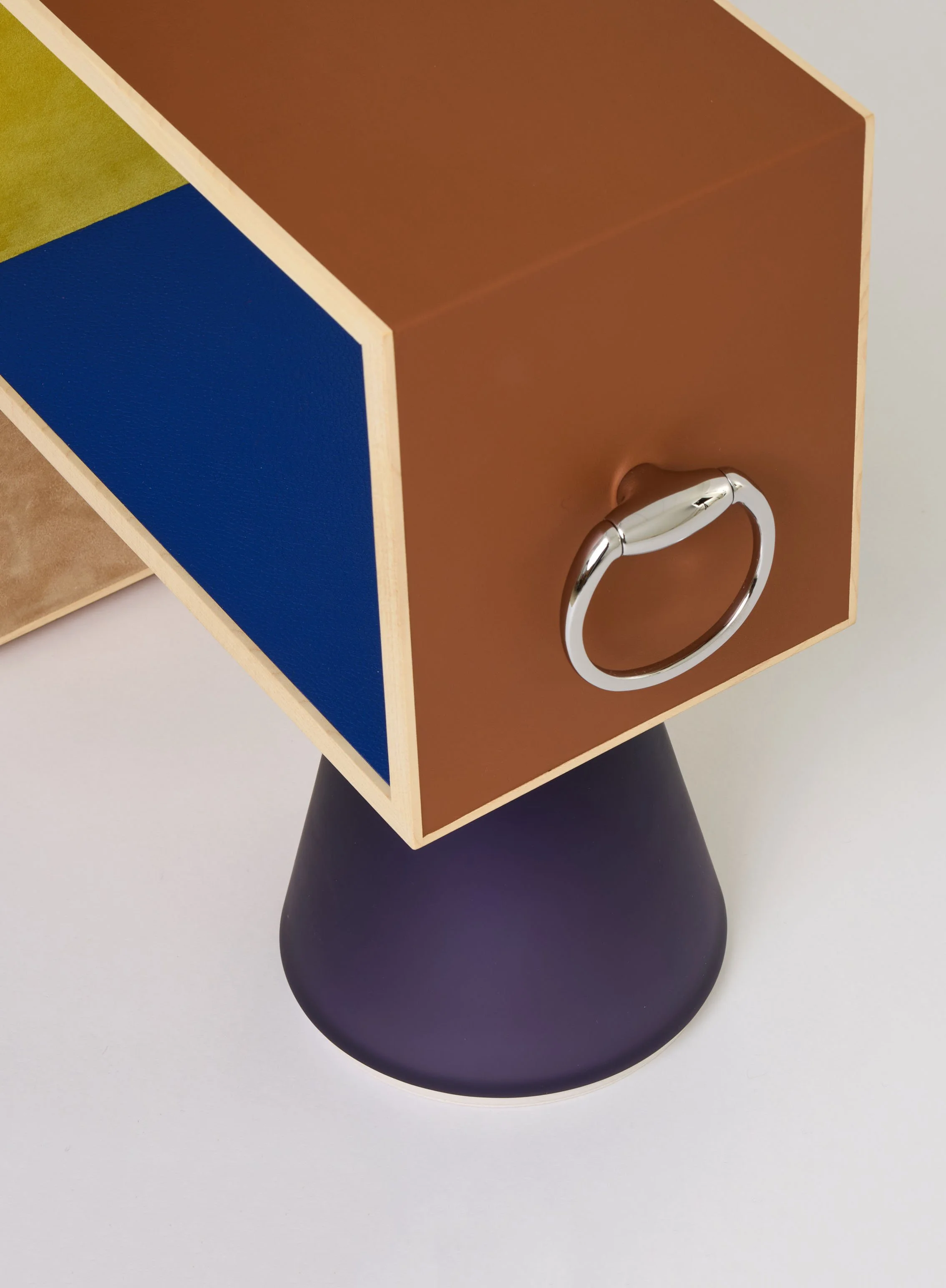 etagere cheval, julie safirstein, hermes, hermes petit h, petit h, artisanat d art, artisanat d exception, design, cheval, etagere en cuir, leather, leather shelf, craftmanship, crital